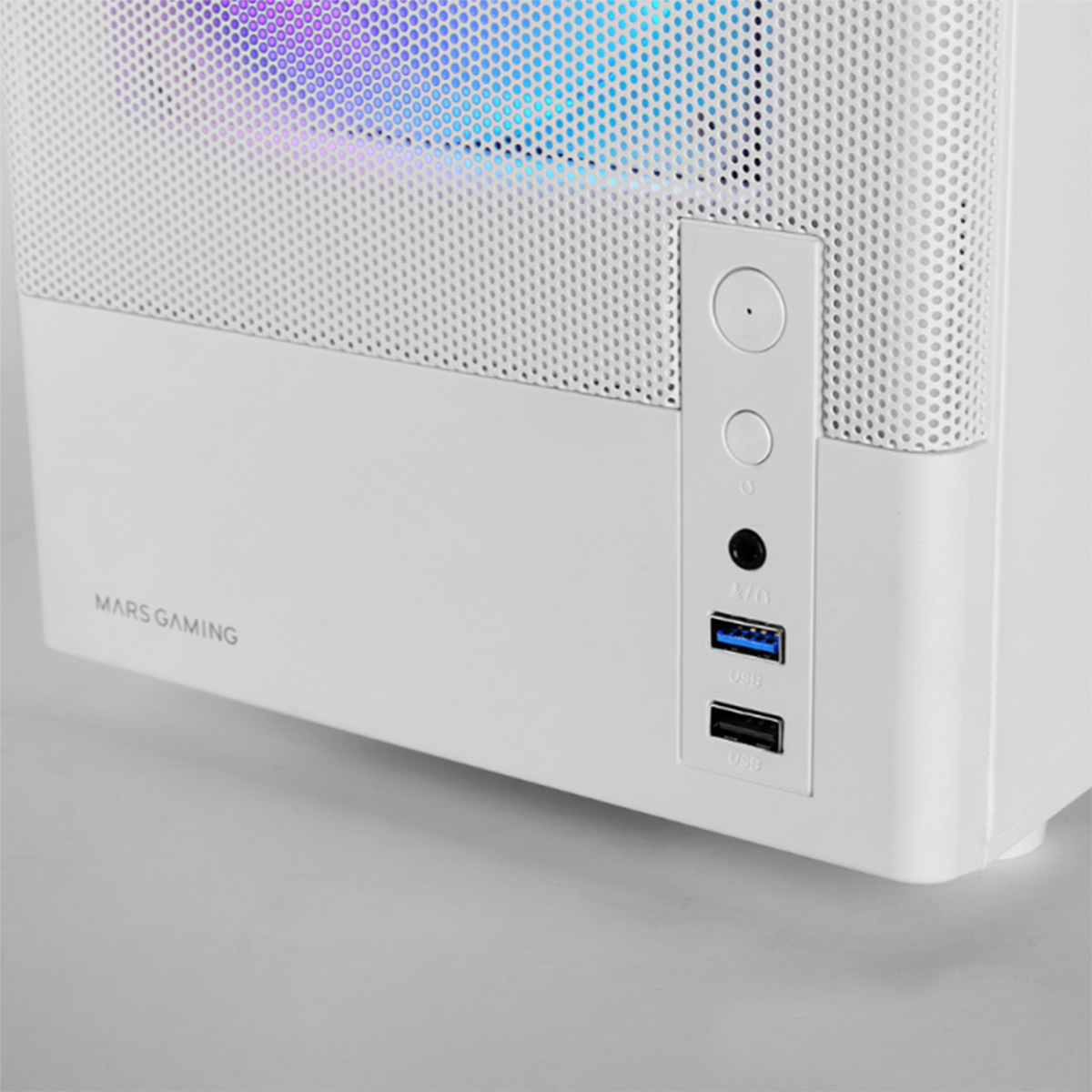 Caja de PC blanca con LEDs coloridos, puertos USB y tomas de audio.