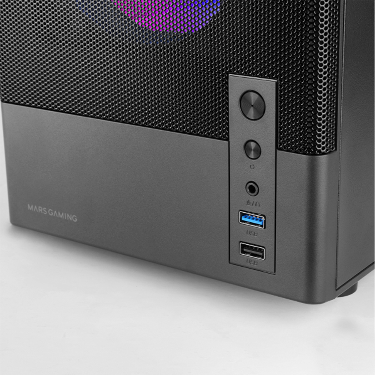 Una caja de ordenador oscura con ventiladores iluminados y puertos USB.