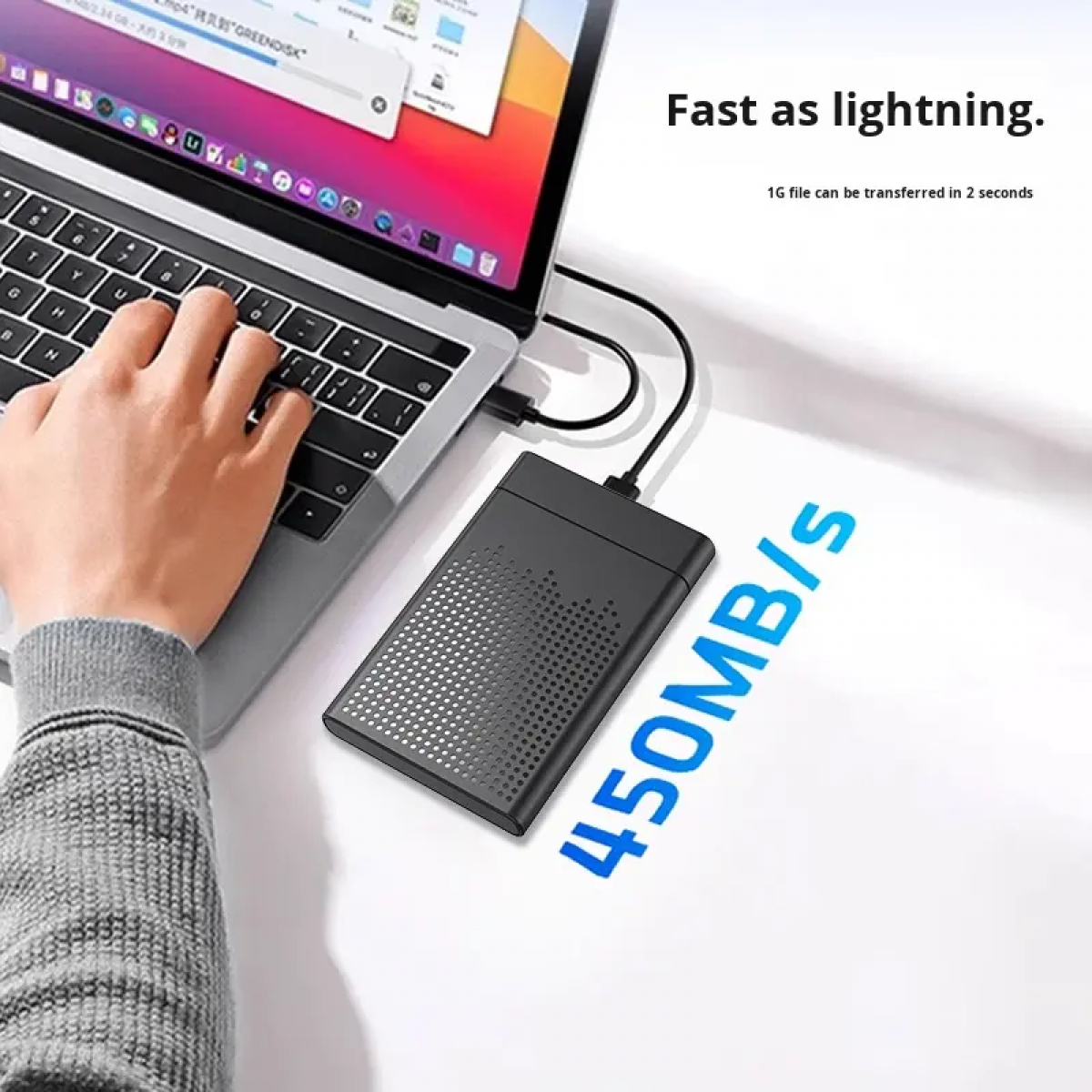 Ein Laptop ist mit einer externen Festplatte verbunden. Text zeigt 450MB/s.