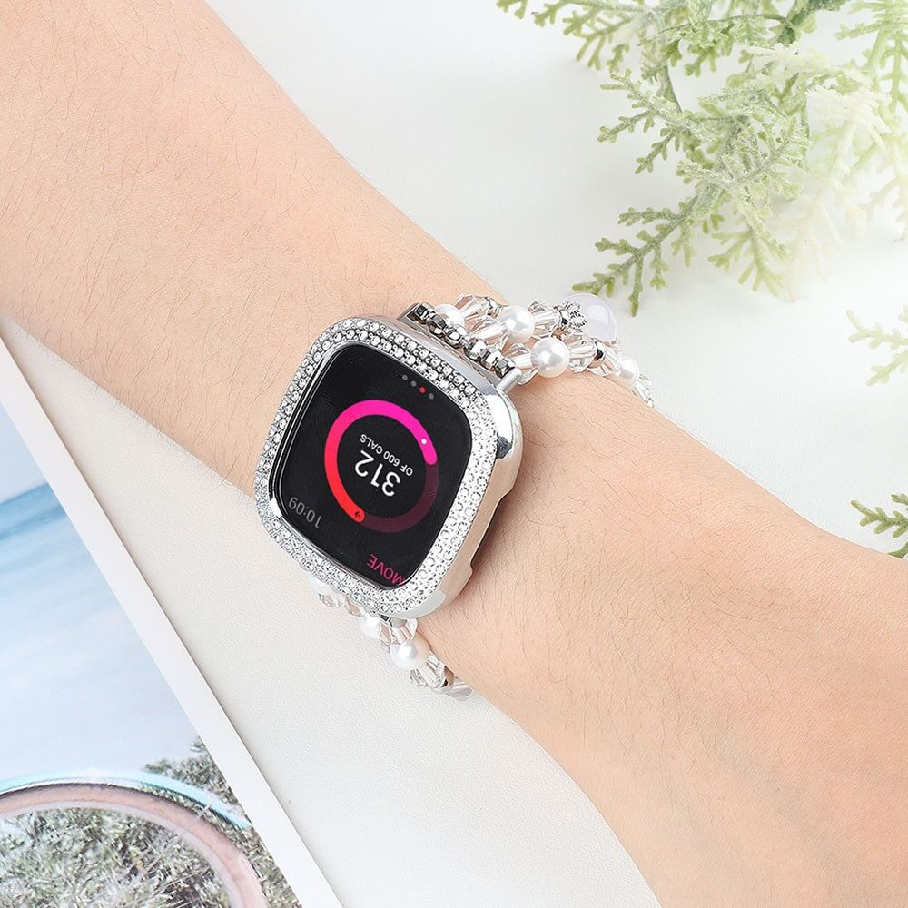 Une montre avec bracelet de perles et lunette strass affiche 312 sur 600 calories.
