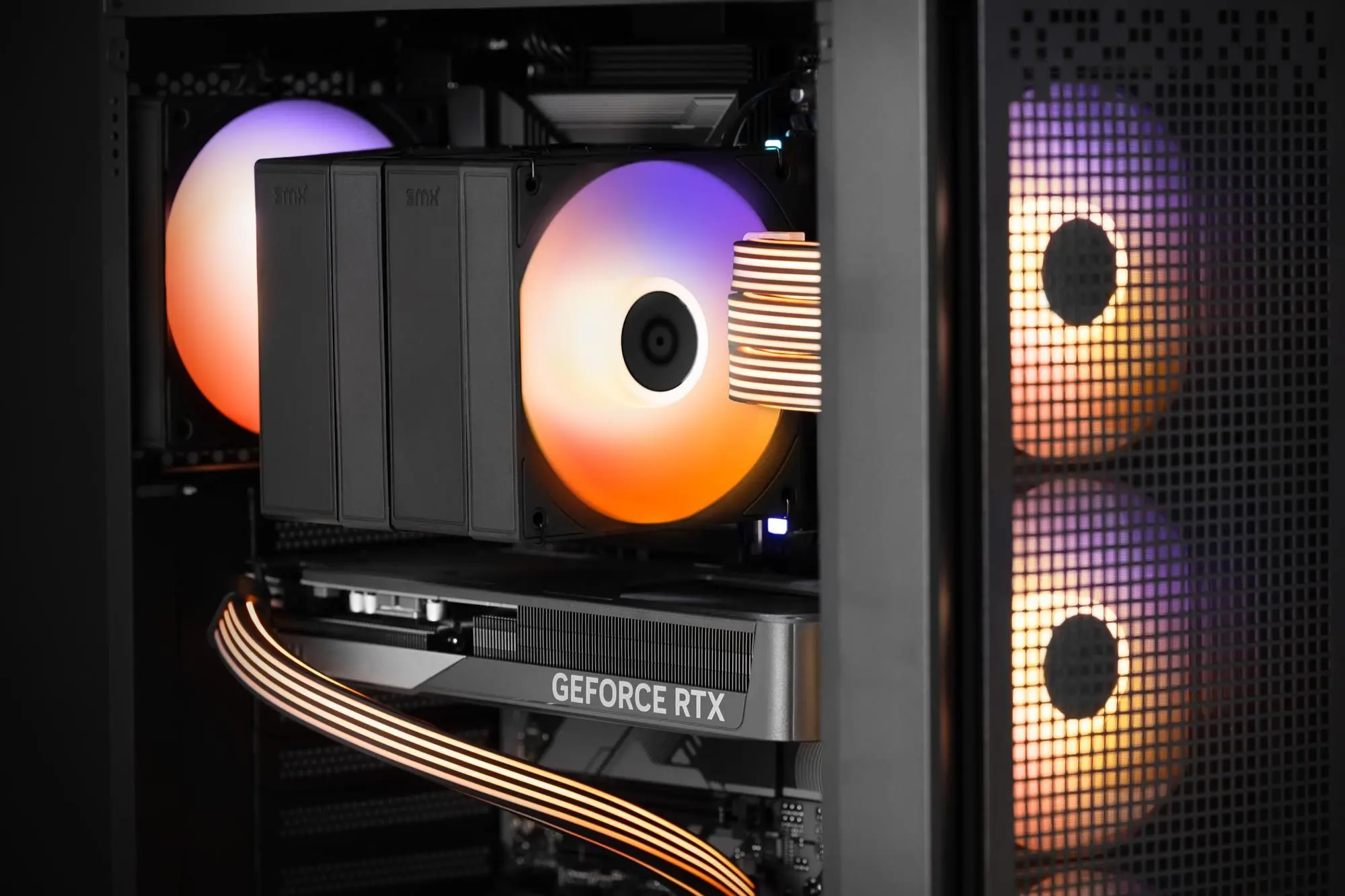 Ein PC-Gehäuse mit RGB-Lüftern und einer RTX-Grafikkarte.