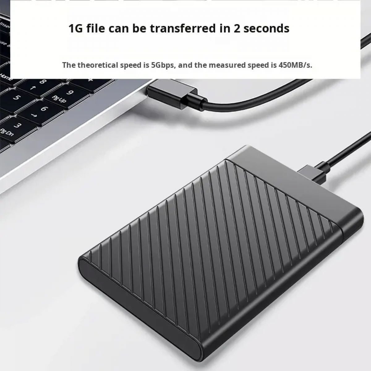 Schwarze externe Festplatte ist mit Laptop verbunden.