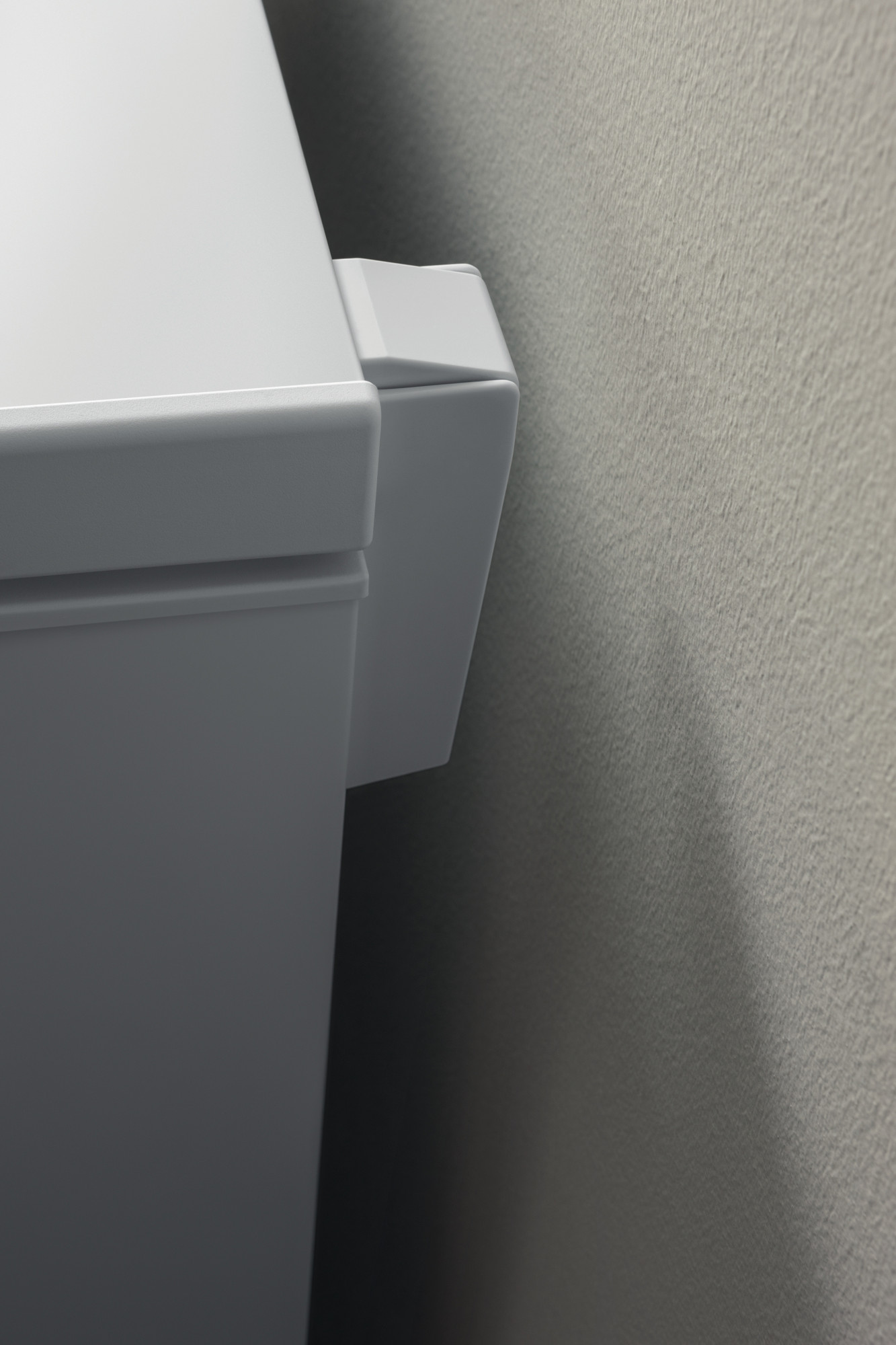 Eine weiße Toilette, die an einer strukturierten Wand montiert ist.