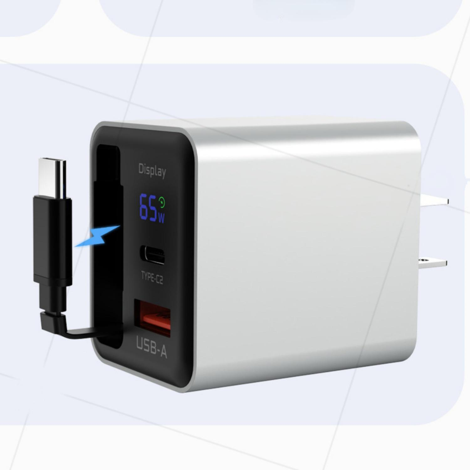 Ein silberner Netzadapter mit USB-C und USB-A Anschlüssen. Ein USB-C Kabel ist eingesteckt.