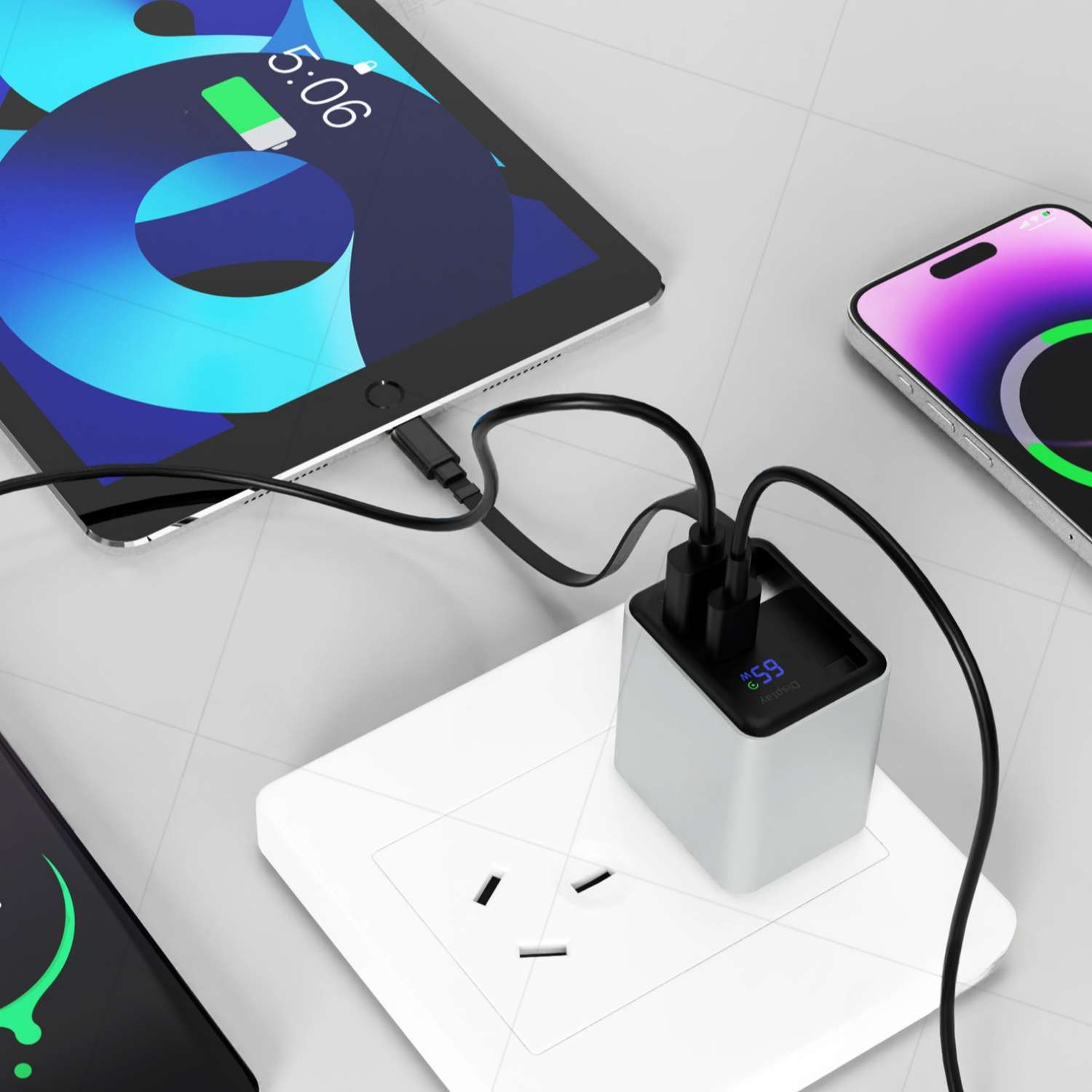 Ein weißer Ladewürfel mit Display wird in eine Steckdose gesteckt und lädt Tablets und Smartphones.