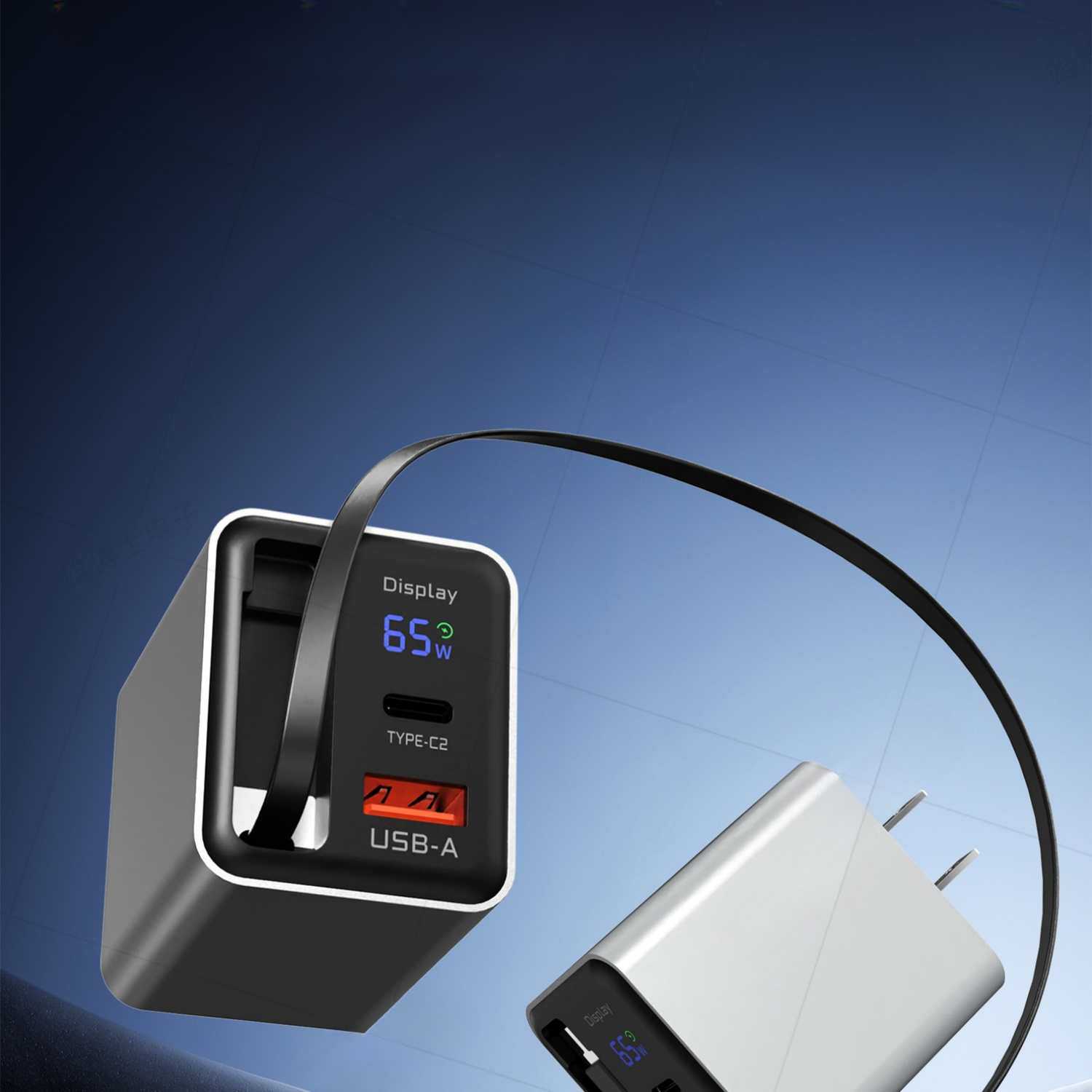 Zwei Ladegeräte. Ein schwarzes mit 65W Display und USB-A/C Anschlüssen. Ein weißes daneben.