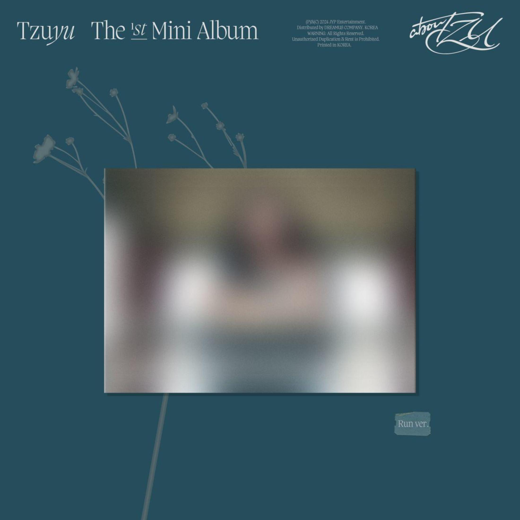 Albumhoes getiteld "Tzuyu The 1st Mini Album" met gestileerde bloemen.