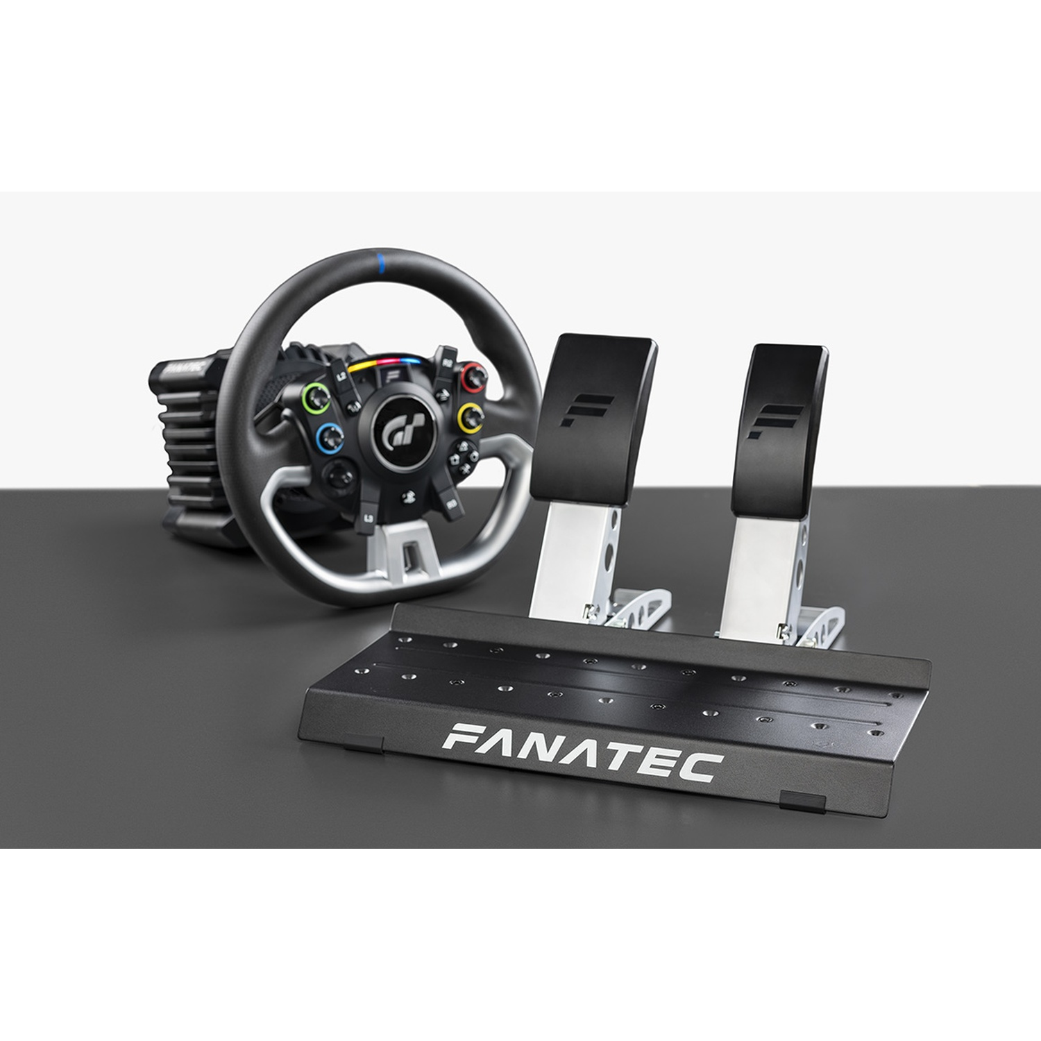 Ein Rennlenkrad und ein Pedalset von Fanatec auf dunklem Untergrund.