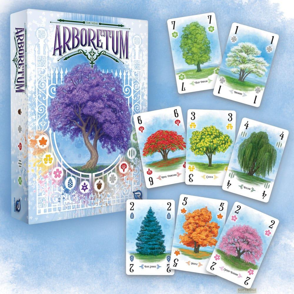 Spielschachtel und Karten mit Baumabbildungen auf blauem Hintergrund.
