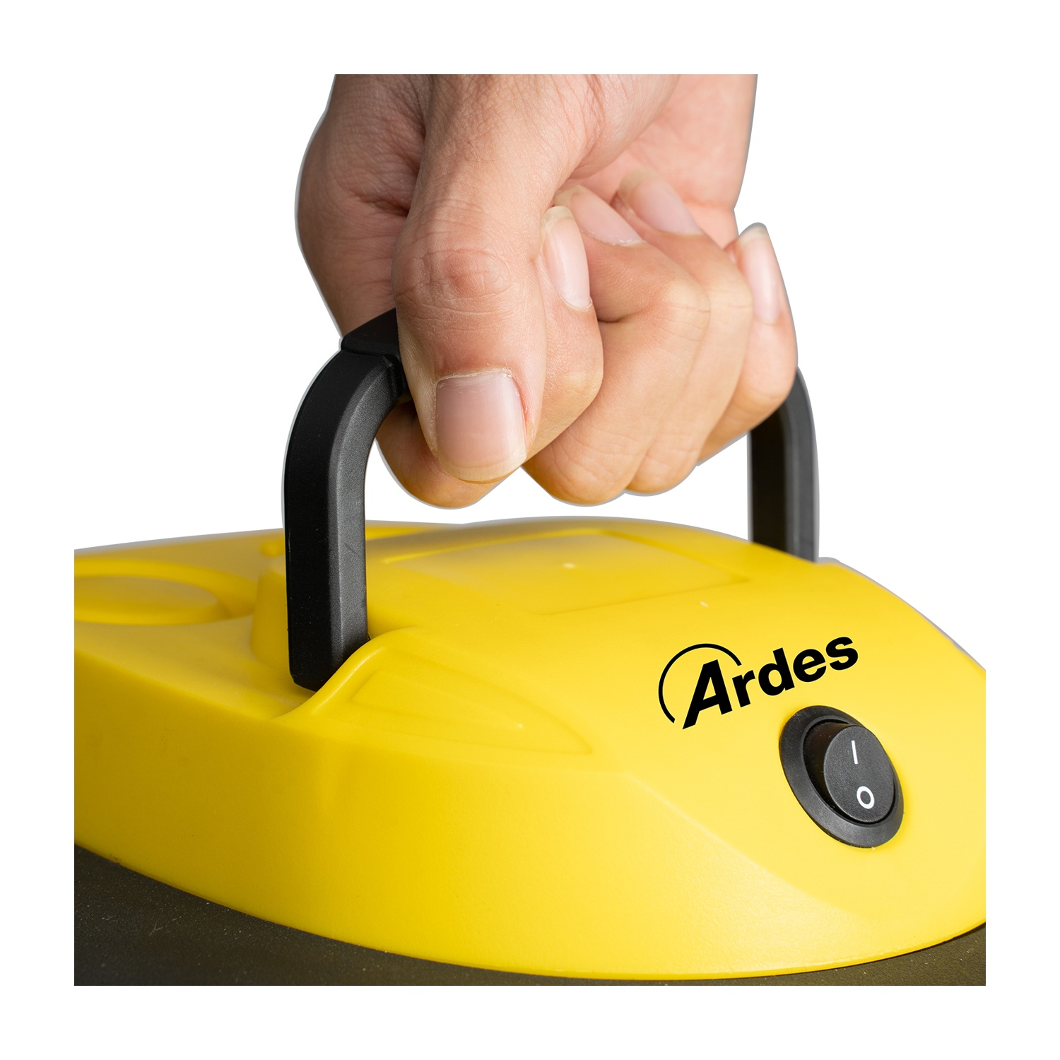 Una mano sujeta el asa de un dispositivo amarillo con logo Ardes e interruptor.