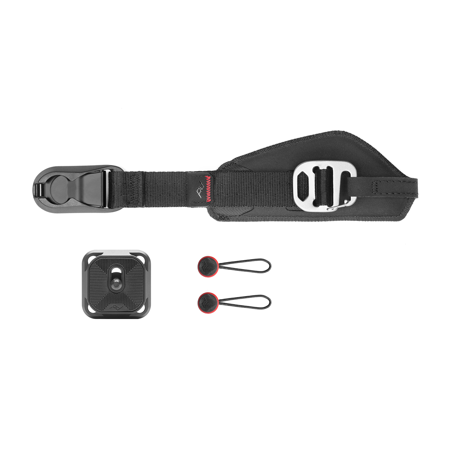 Une dragonne noire pour appareil photo avec accessoires sur fond blanc.