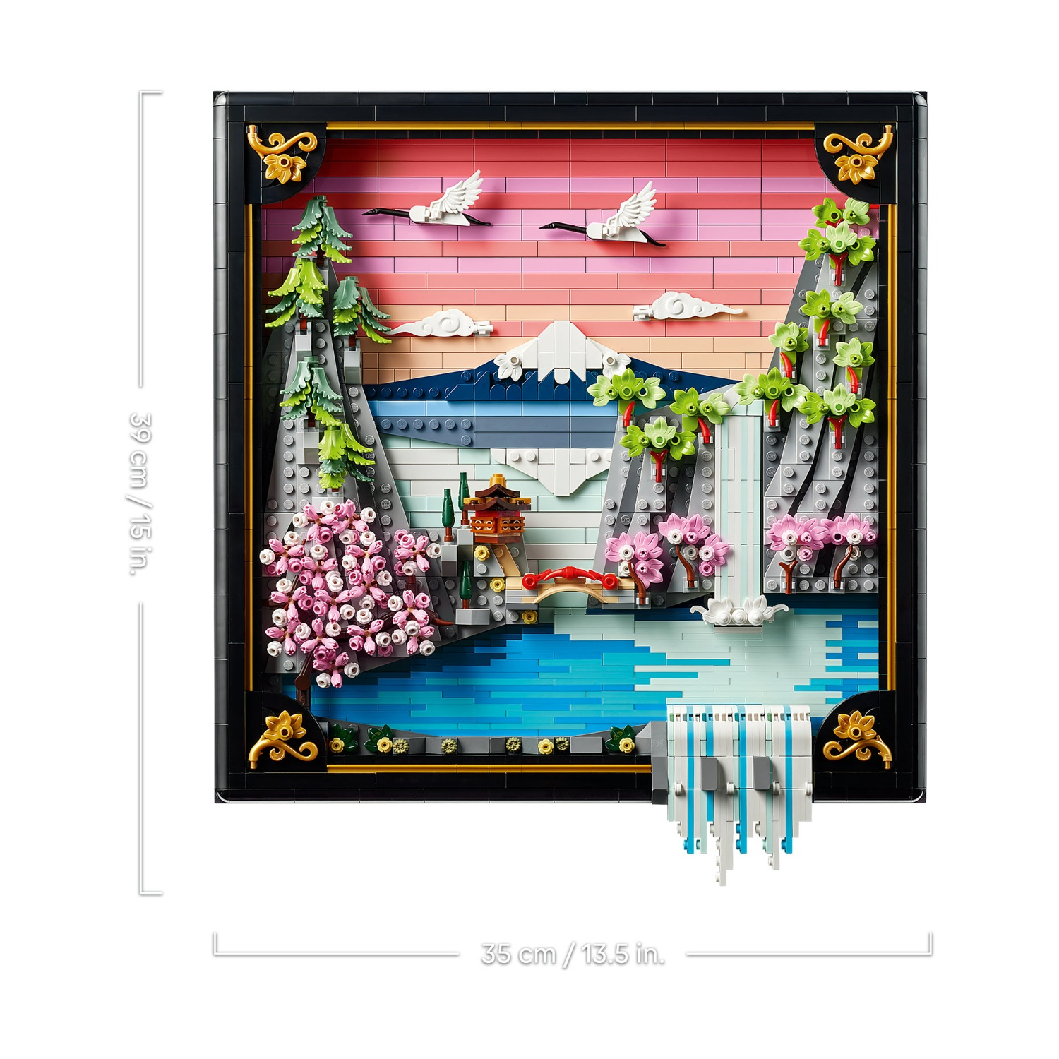 Diorama Lego przedstawia japoński krajobraz z kwitnącymi wiśniami, wodospadem, żurawiami i górą.