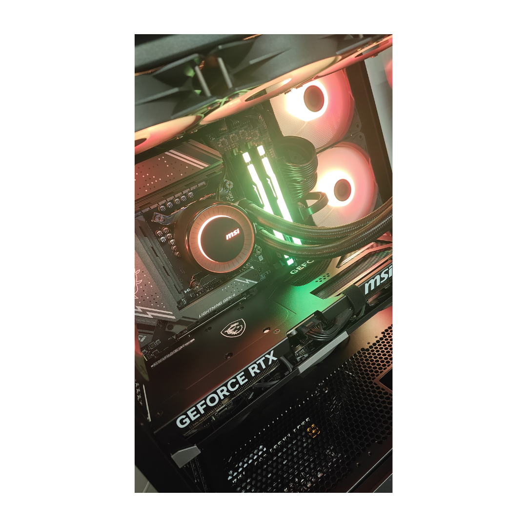 Interno di un PC da gaming con illuminazione RGB, GPU, ventole e dissipatore CPU.