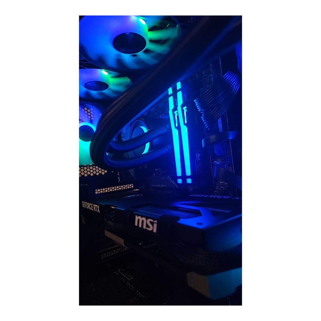 Un PC da gaming con LED blu. Una scheda grafica e i moduli RAM sono illuminati.