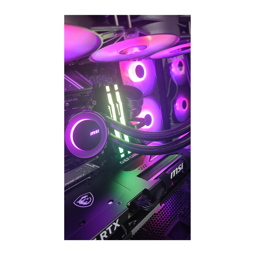 Interno PC con illuminazione RGB su ventole, dissipatore CPU e scheda grafica.