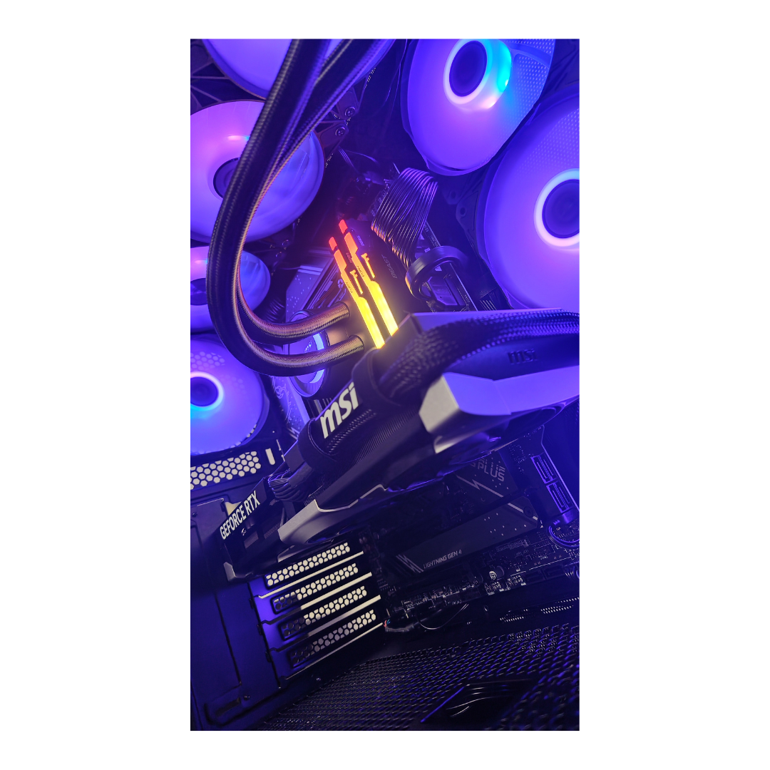 Interno PC con ventole RGB, scheda grafica MSI e RAM illuminate.