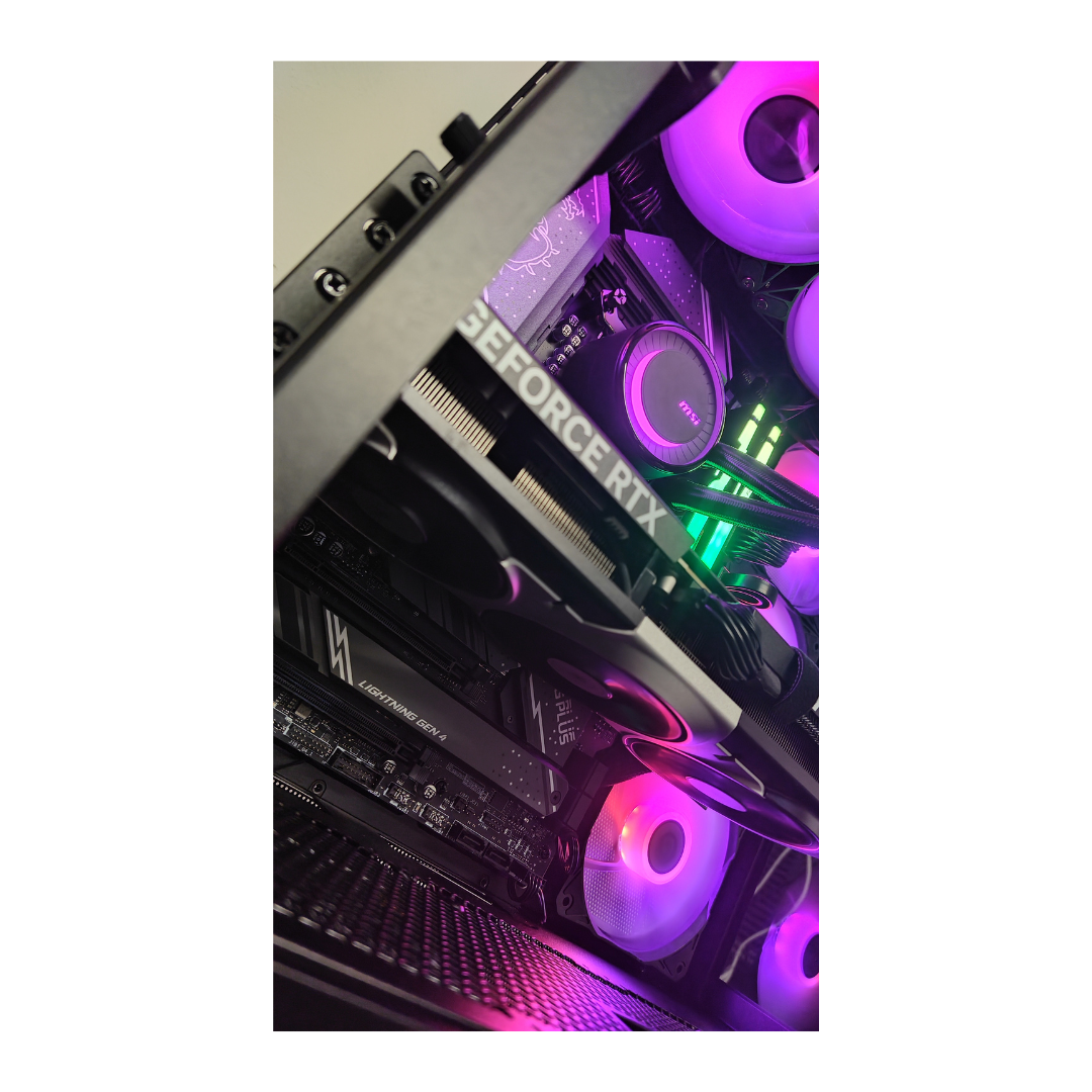 Un PC da gaming con ventole RGB, una scheda grafica e una scheda madre.