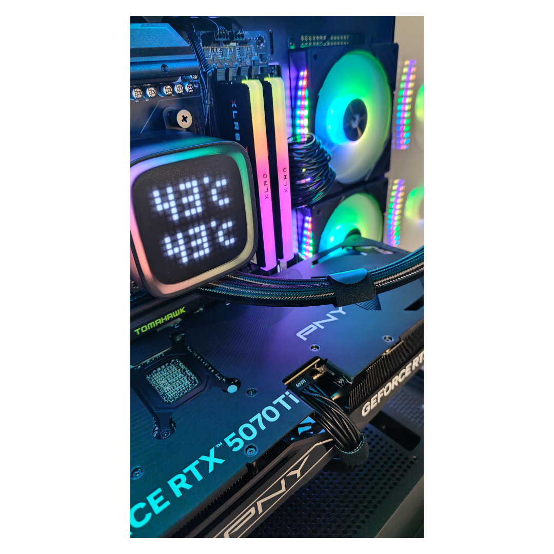 Interno PC con ventole, RAM e scheda grafica illuminati.