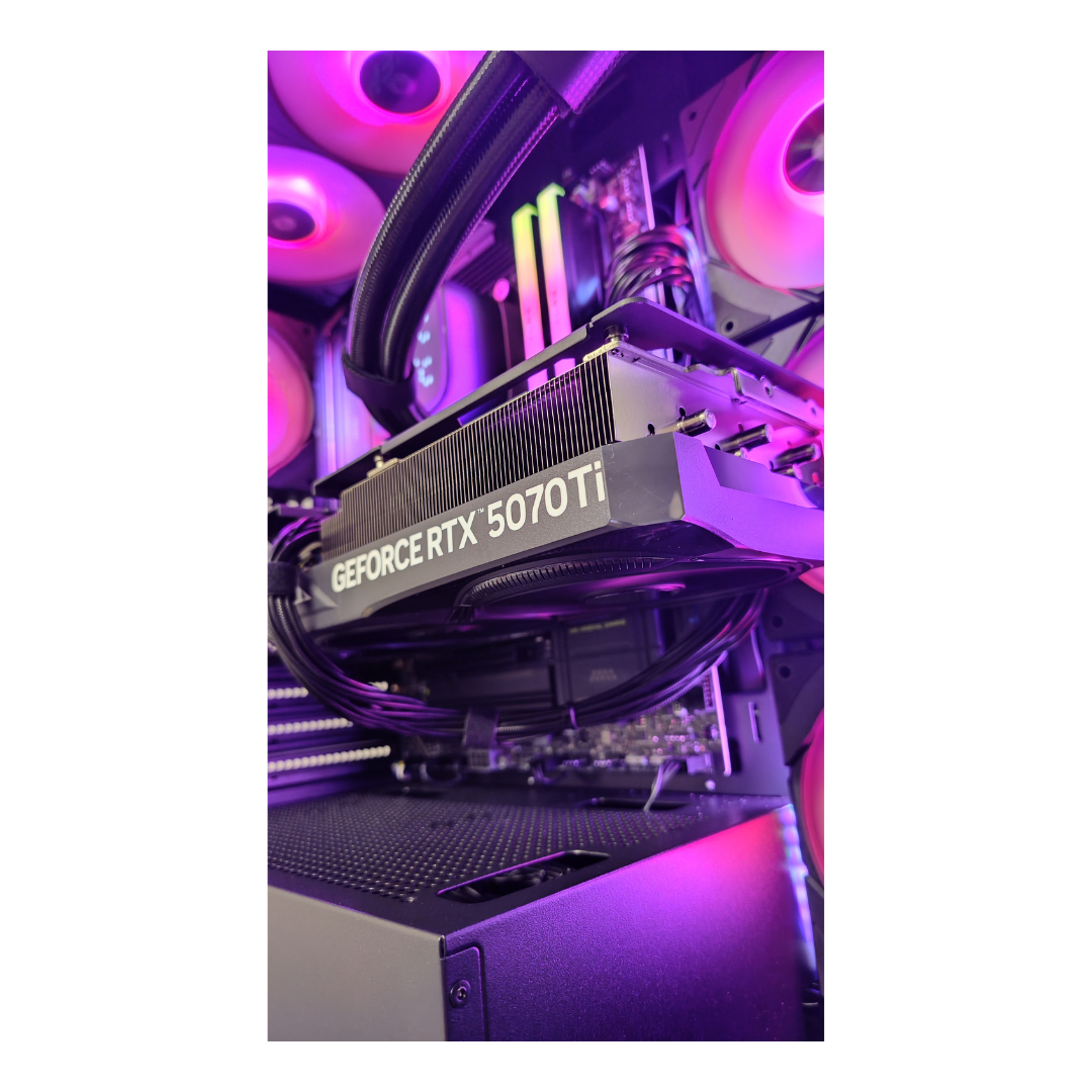 Un case PC con scheda grafica Nvidia RTX 5070 Ti, illuminato da luci rosa e viola.