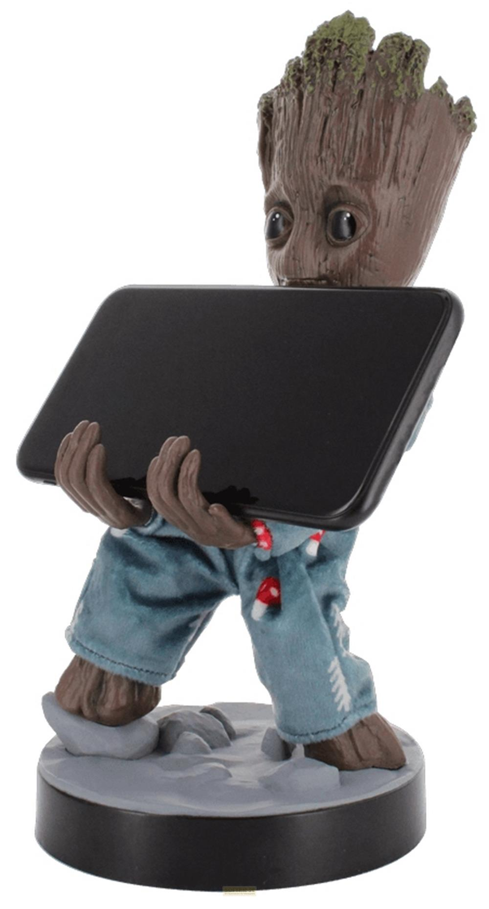 Figura di Baby Groot che tiene uno smartphone nero su una base rocciosa.