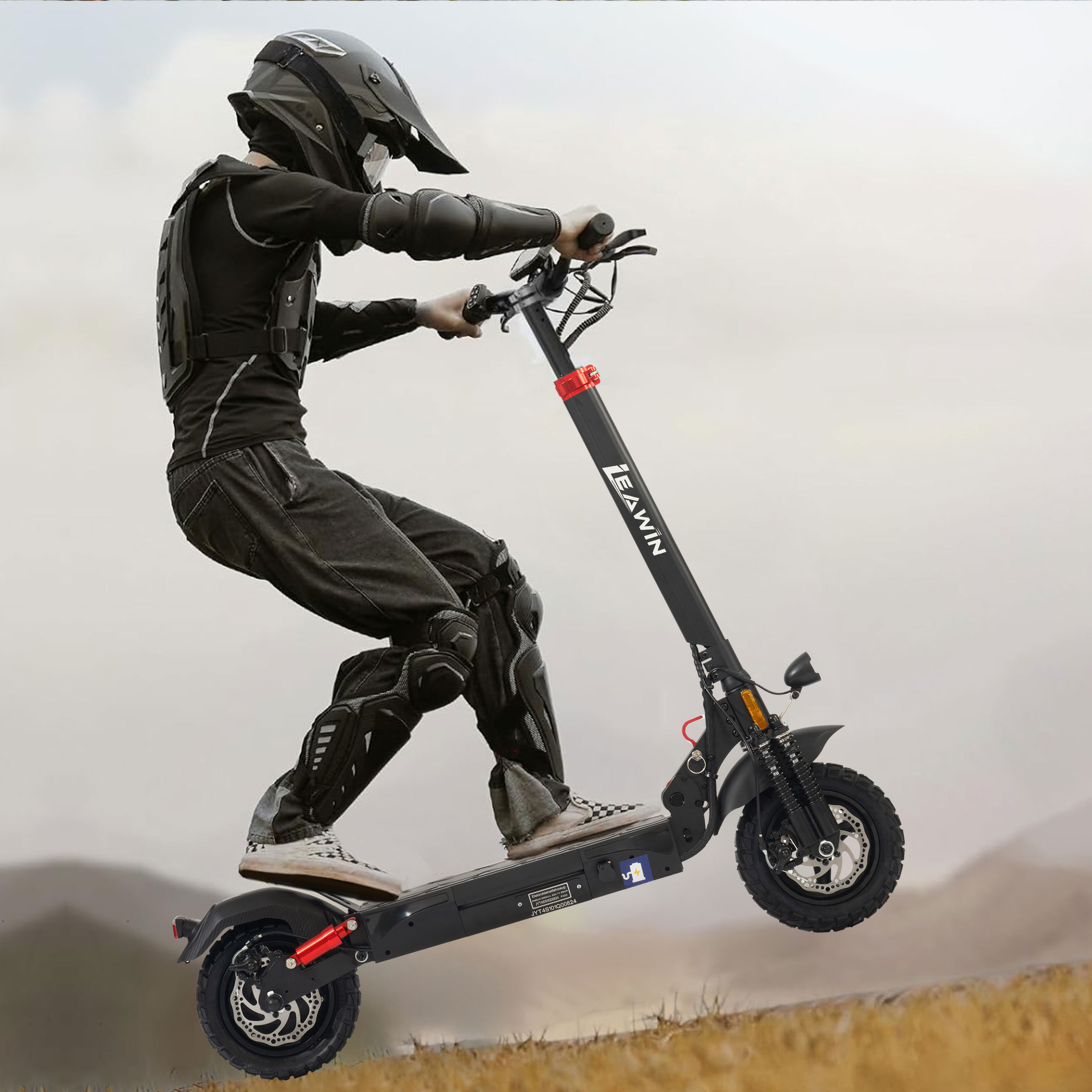 Mann in Schutzkleidung fährt E-Scooter im Gelände.