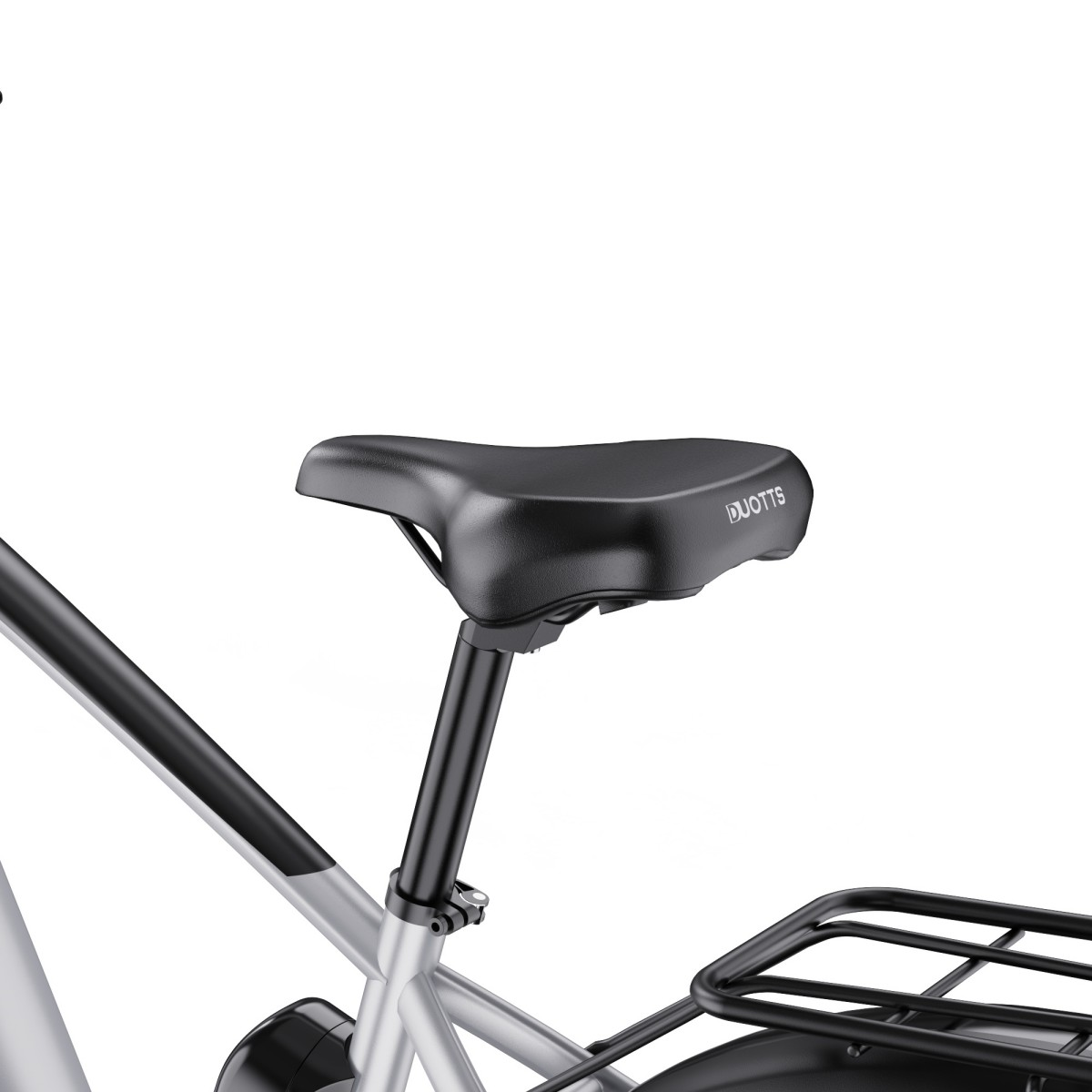 Srebrna rama roweru z czarnym siodełkiem i bagażnikiem. Logo na siodełku.