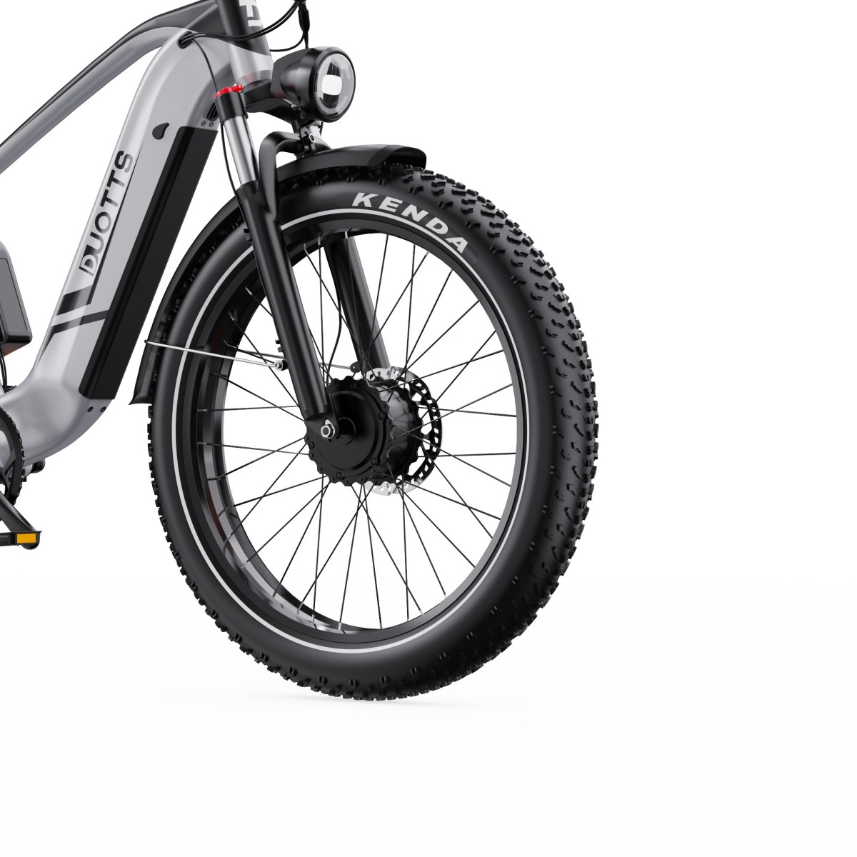 Przednie koło i widelec srebrnego roweru elektrycznego z czarną obręczą i oponą.