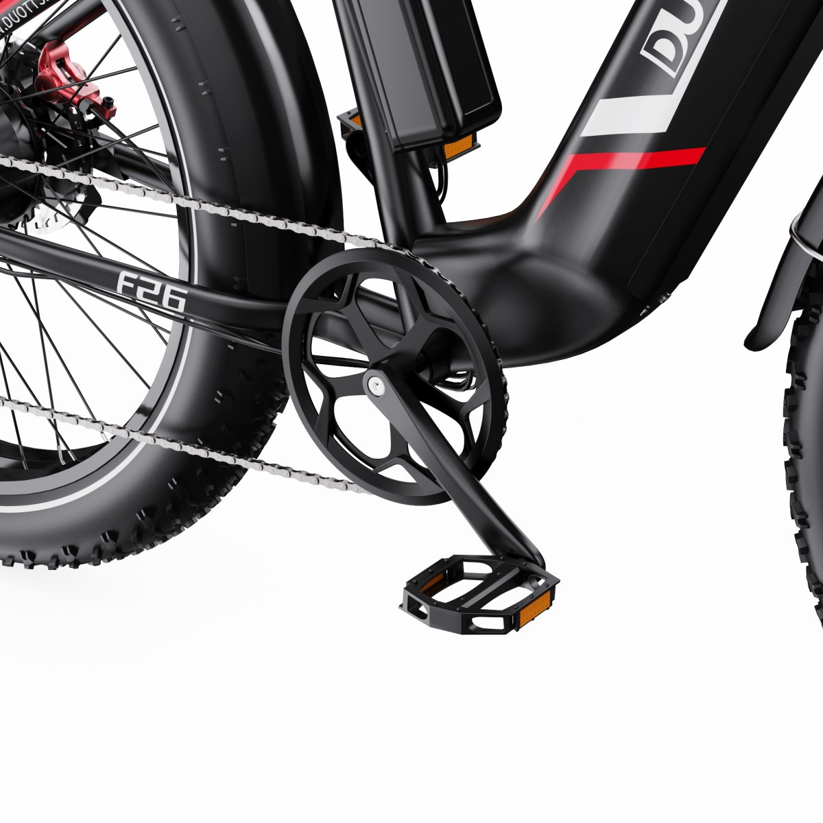 Zbliżenie czarnej korby, łańcucha i pedału roweru elektrycznego na białym tle.