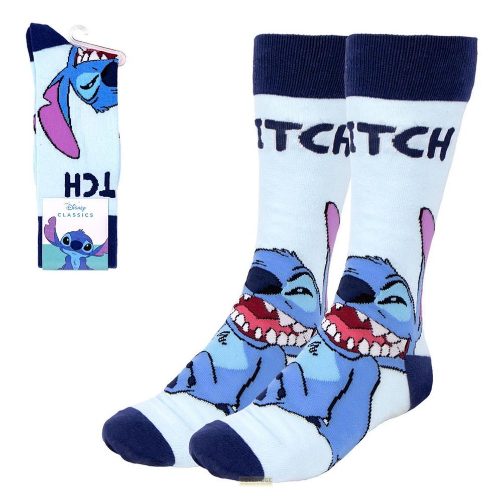 Dos calcetines azul claro con Stitch y la palabra "CATCH".