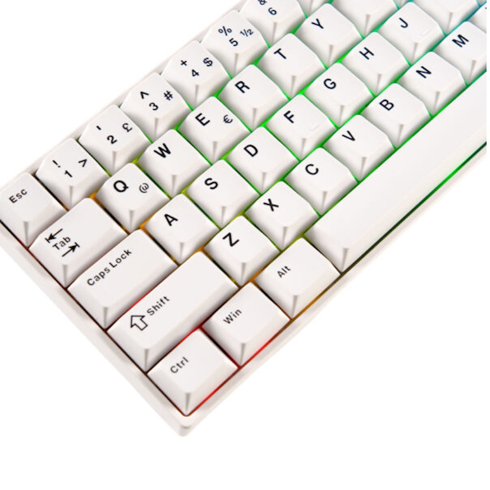 Alt kenarında renkli RGB vurgulara sahip beyaz klavye.