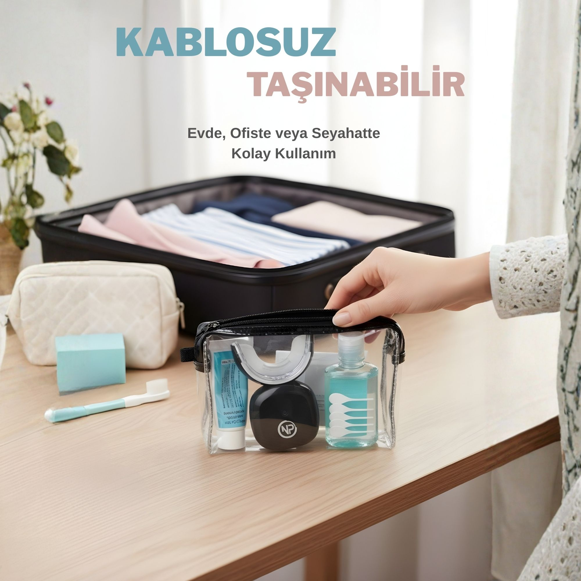 Ahşap bir masa üzerinde eşyalı şeffaf bir makyaj çantası ve açık bir valiz.