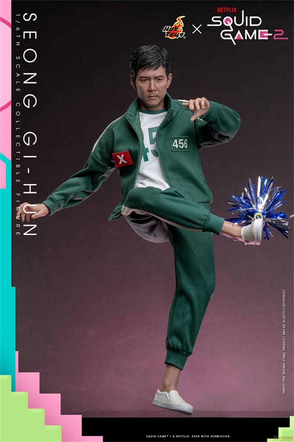 Eine Figur von Seong Gi-hun in einem grünen Trainingsanzug mit der Nummer 456.