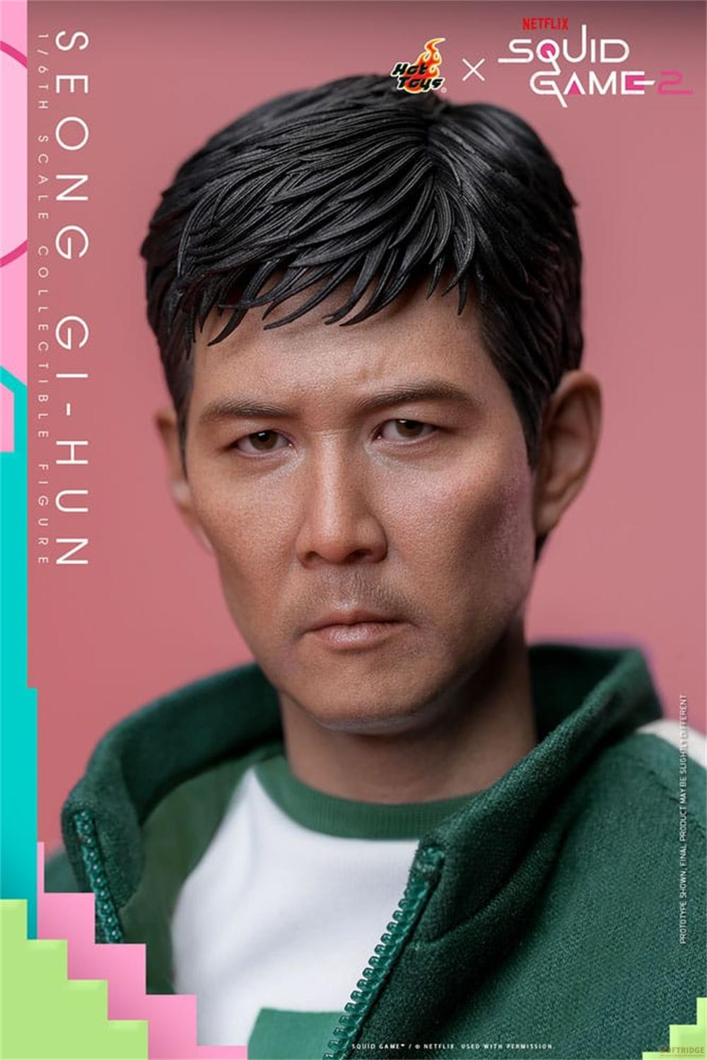 Seong Gi-hun, eine Sammlerfigur im Maßstab 1:6, trägt eine grüne Jacke über einem weißen T-Shirt.