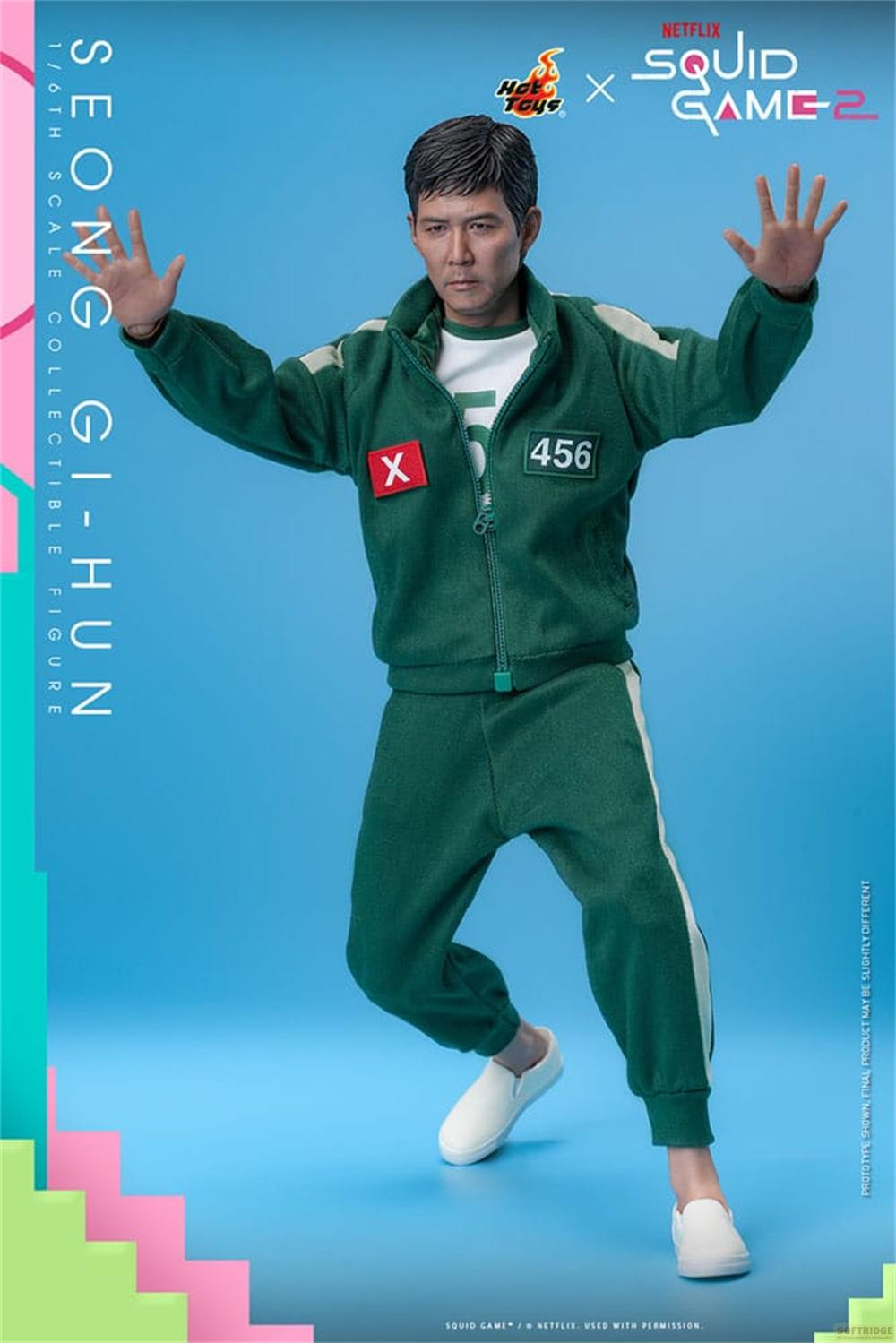 Figur von Seong Gi-hun in grünem Trainingsanzug mit der Nummer 456 auf blauem Hintergrund.