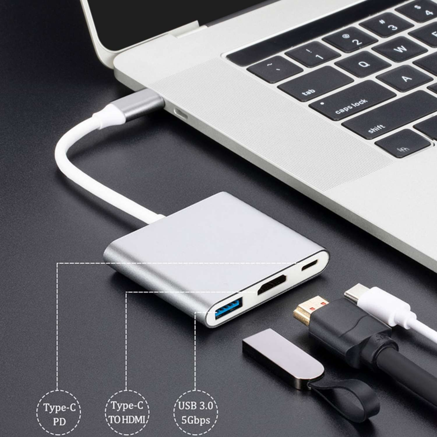 Ein USB-C-Hub mit HDMI-, USB-A-Anschlüssen und Ladefunktion ist an einen Laptop angeschlossen.
