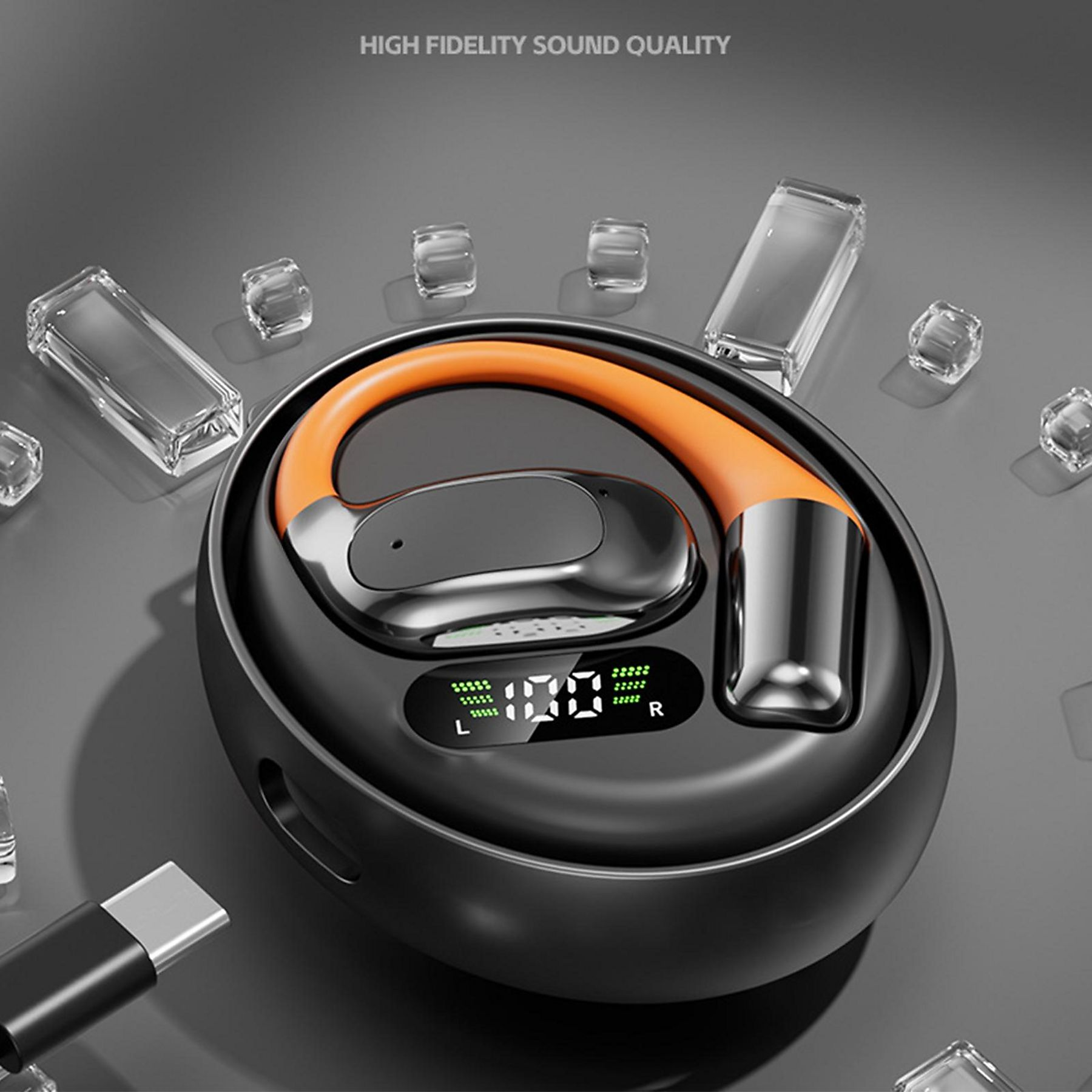 Ein orange-schwarzer Kopfhörer in einem Ladecase mit USB-C-Kabel und Kristallwürfeln.