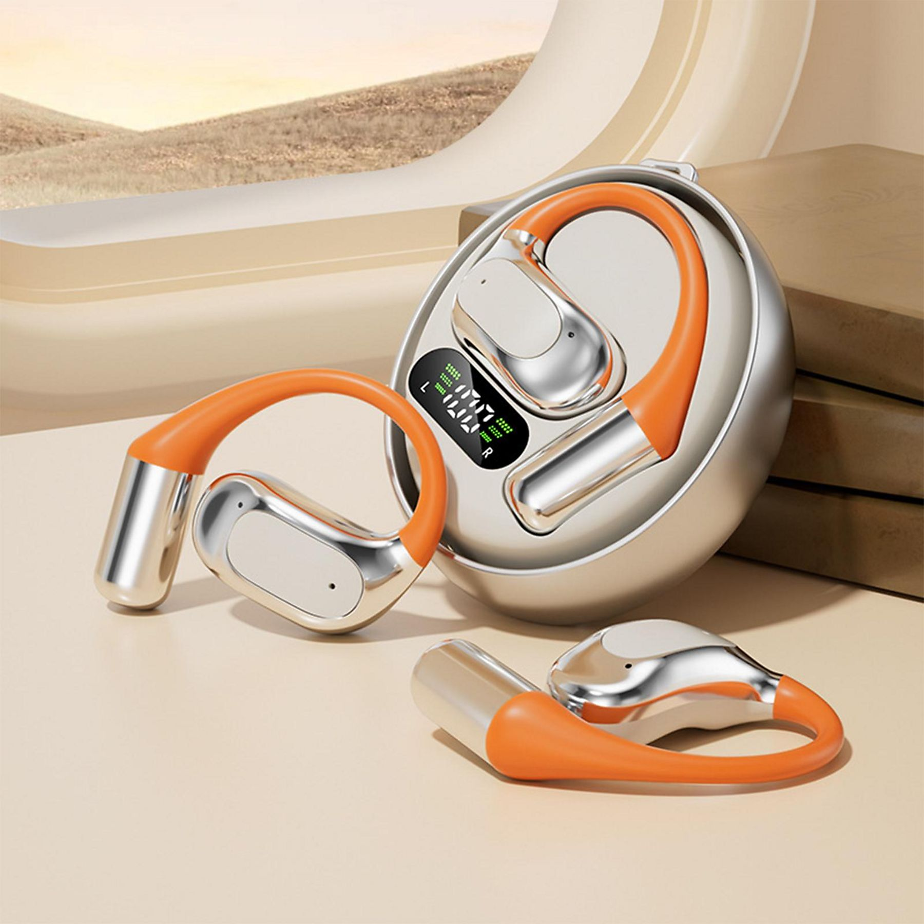 Silberne Ohrhörer mit orangefarbenen Bügeln und Ladecase mit Display.
