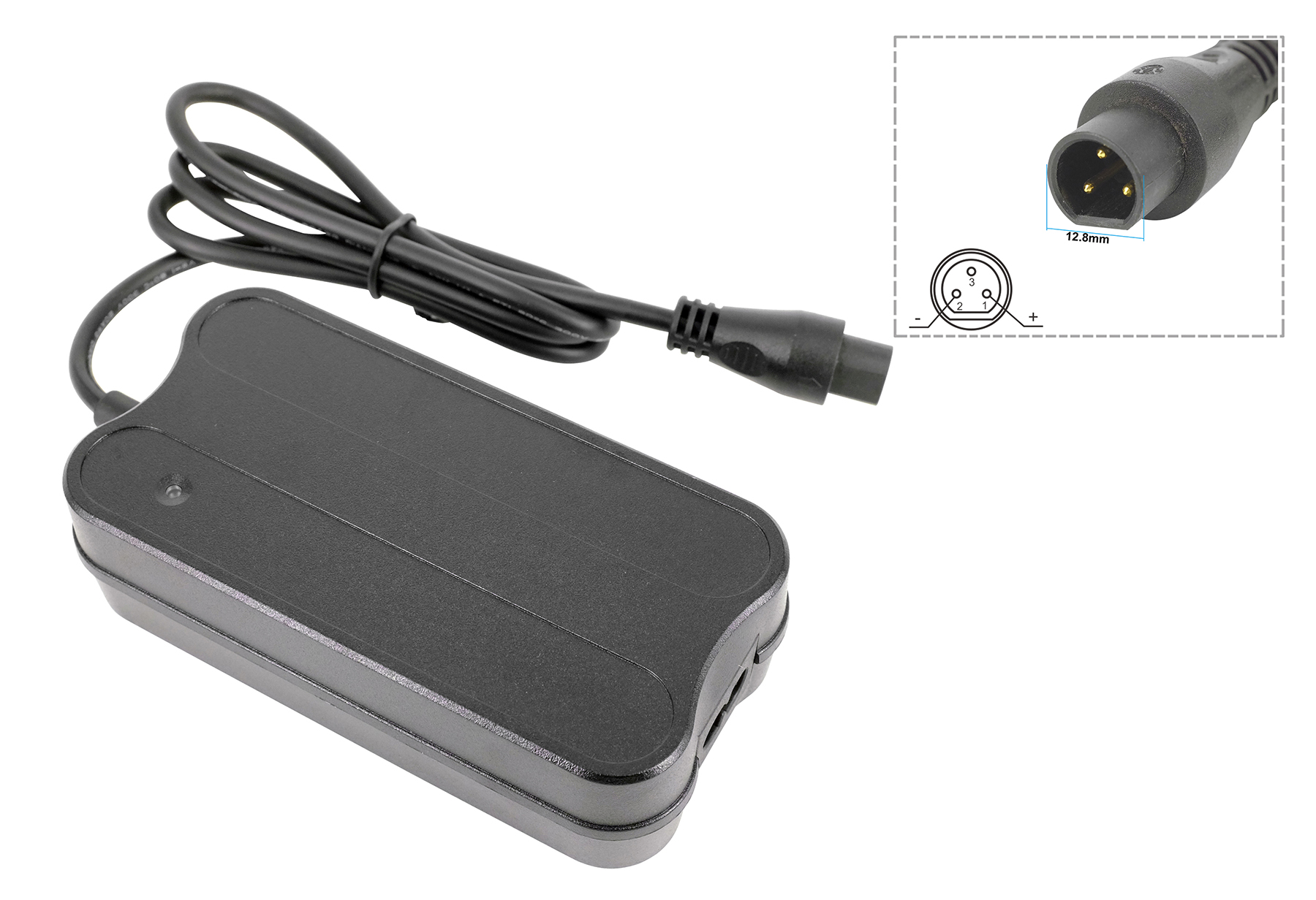 Schwarzes Ladegerät mit Kabel und Stecker, mit Detailansicht des Steckers.