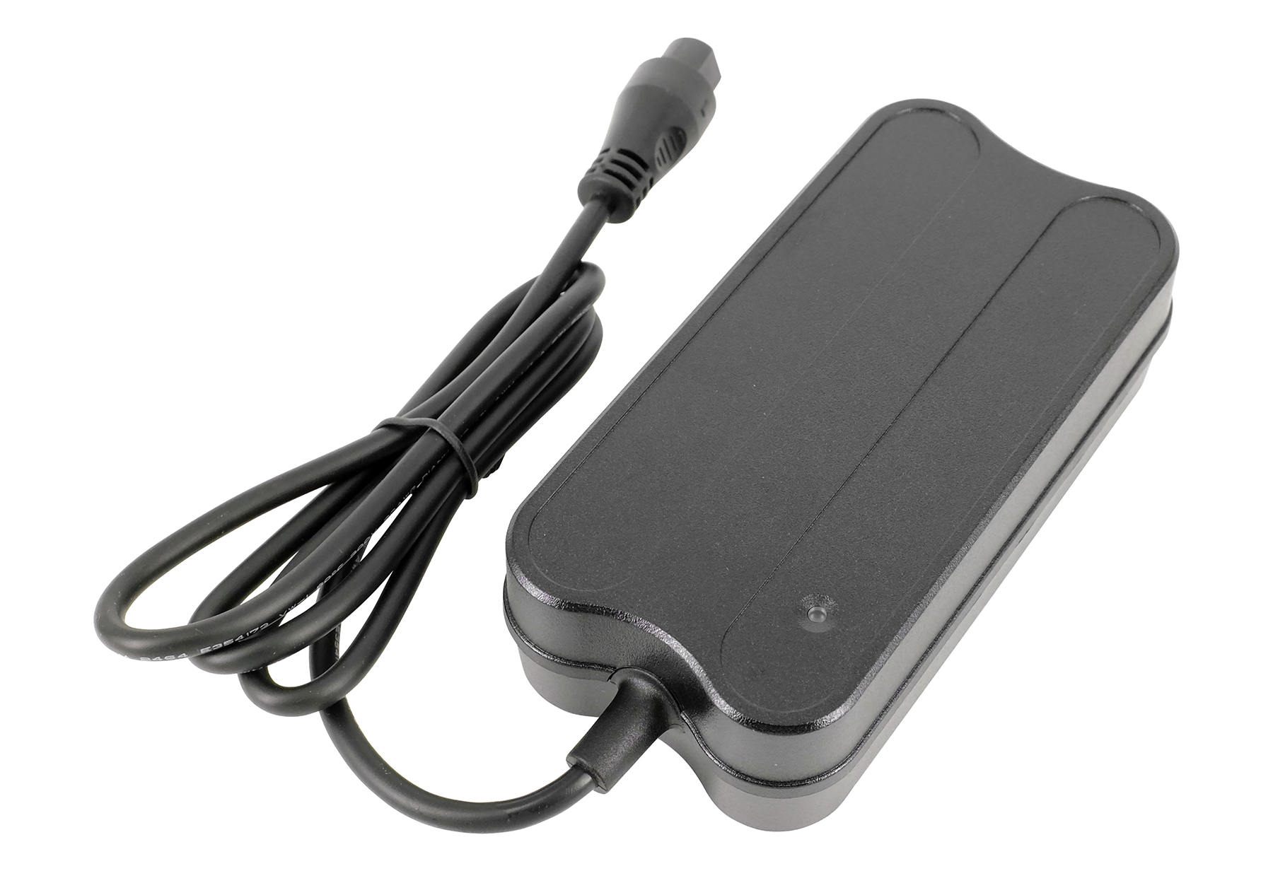 Schwarzer Netzadapter mit Kabel und rundem Stecker, auf weißem Hintergrund.