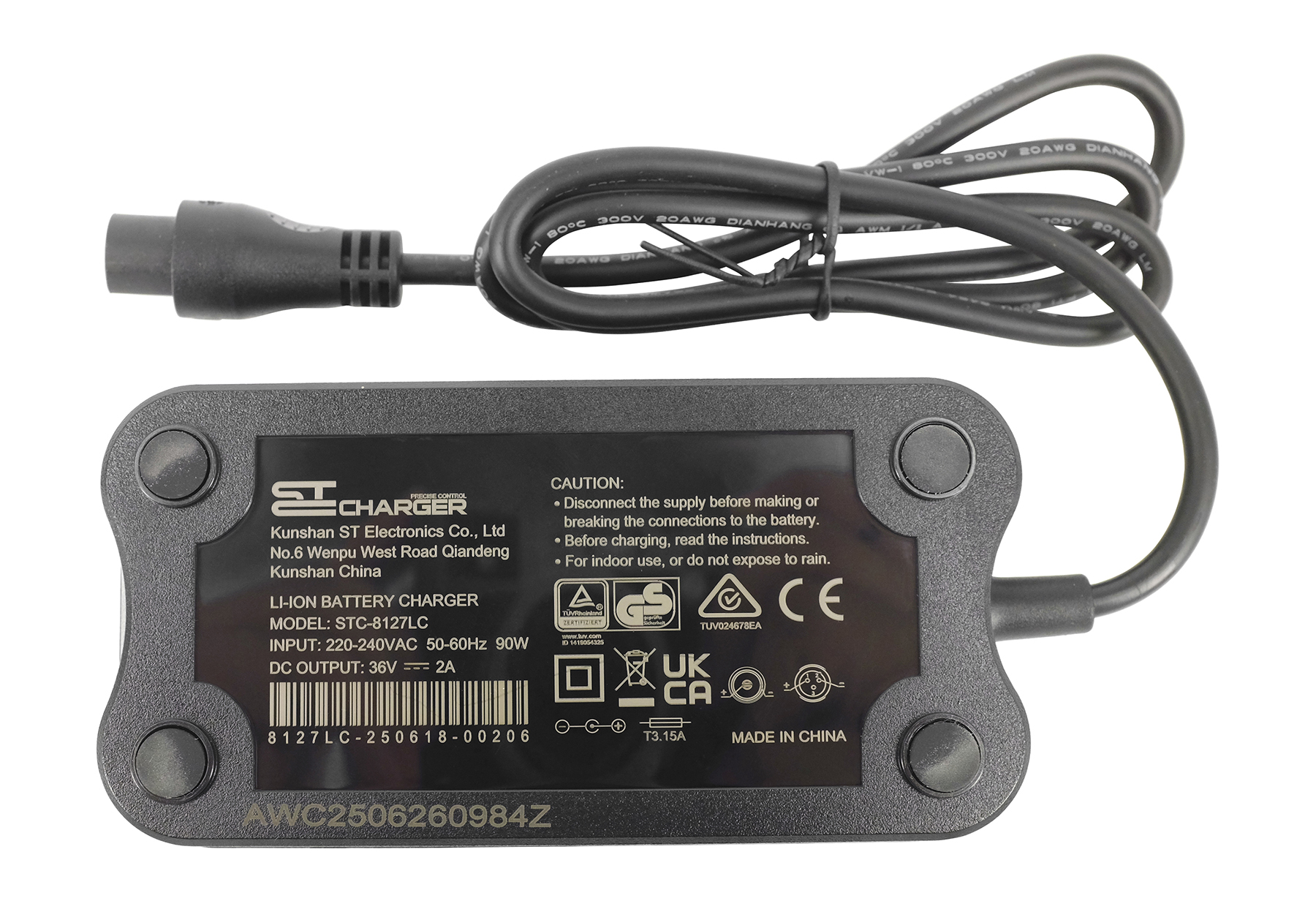 Schwarzes Ladegerät für Li-Ion-Akkus mit Kabel und Stecker. Beschriftung und Warnhinweise.