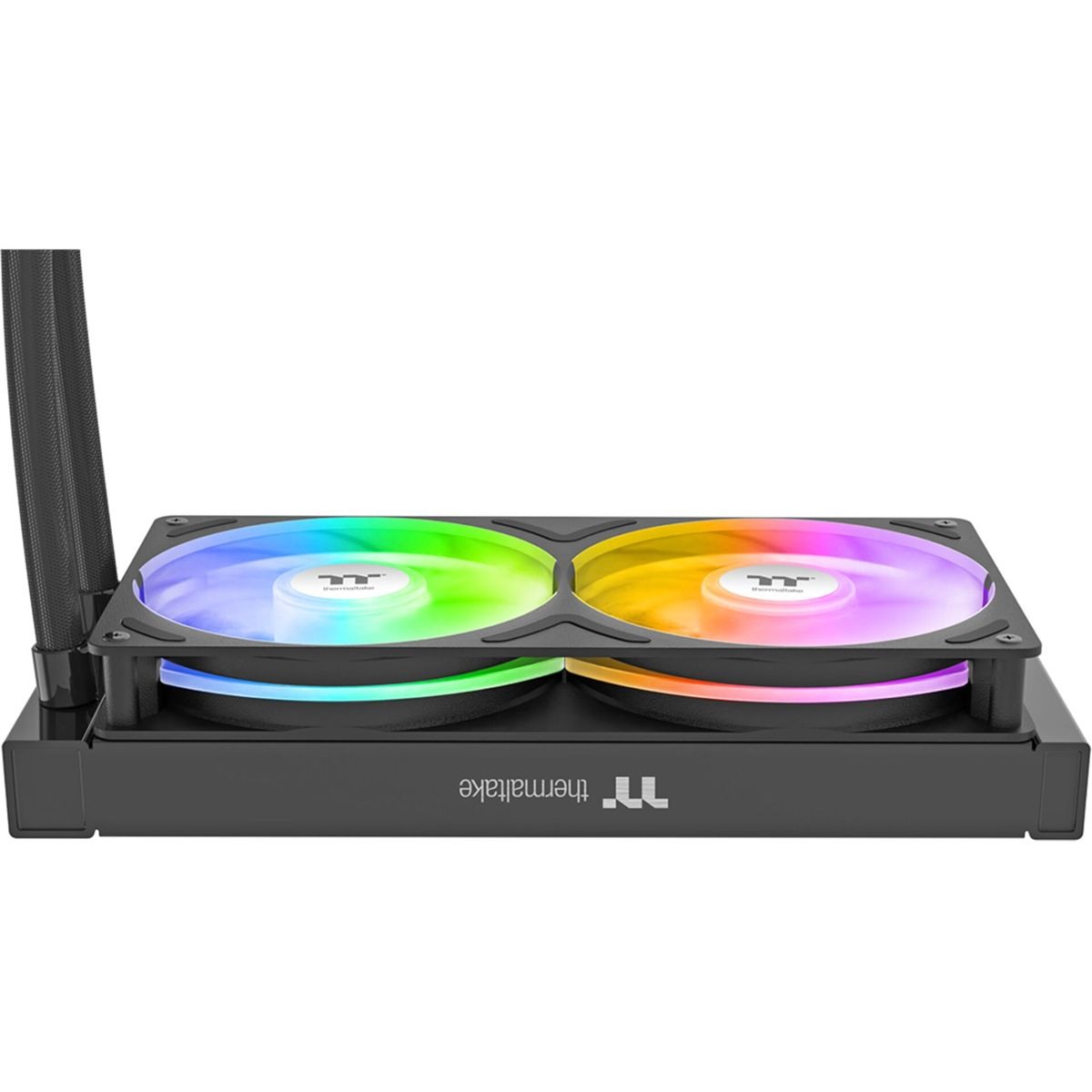 Ein schwarzes Computer-Kühlsystem mit zwei Lüftern, die ein Regenbogenfarbenspektrum zeigen, vor weißem Hintergrund.
