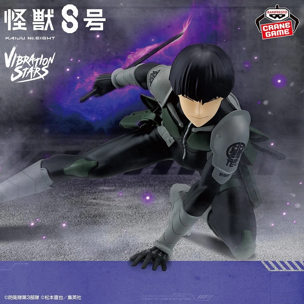 Una figura anime accovacciata con capelli neri, armatura verde e grigia e una spada, su sfondo viola e grigio.