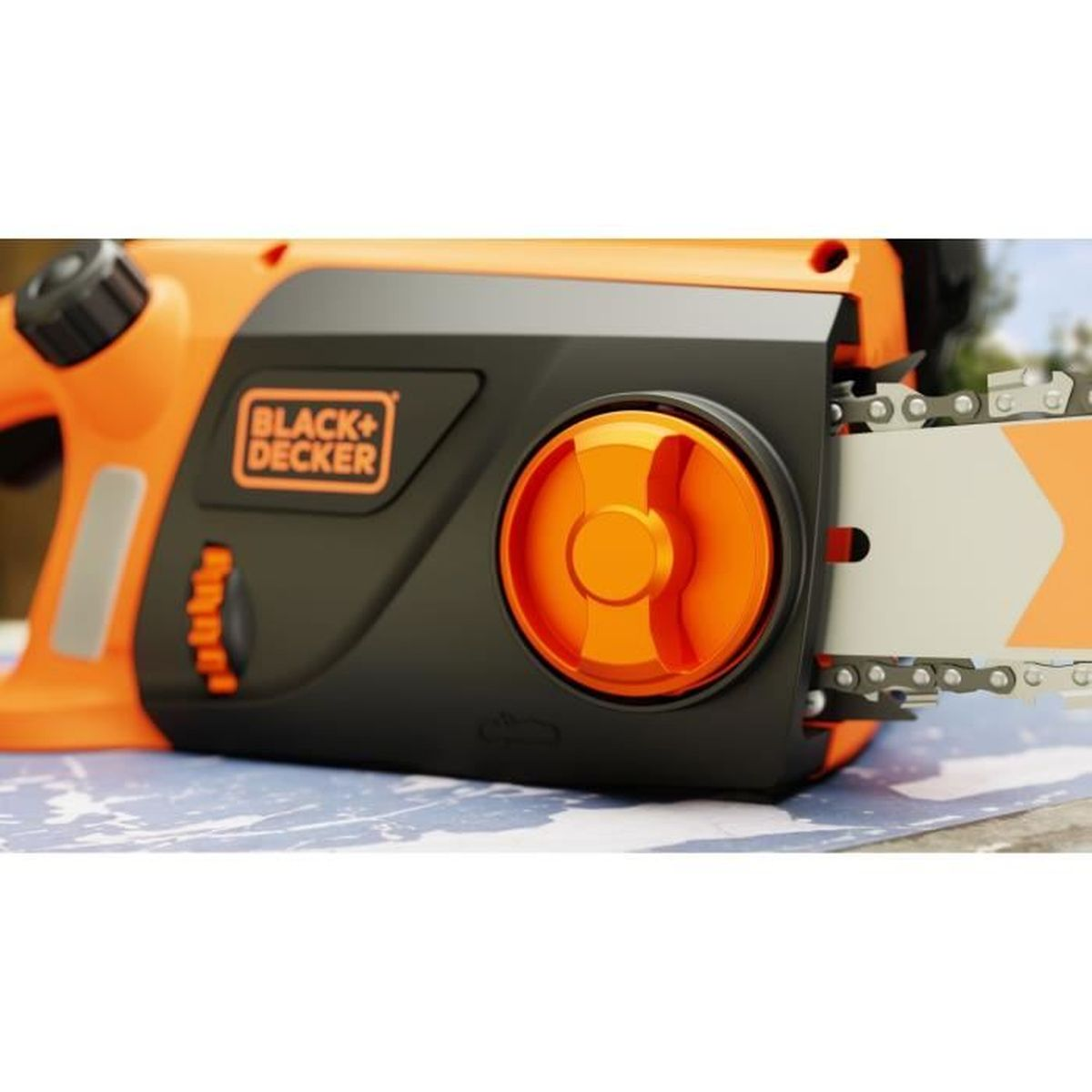 Sega a catena arancione e nera con logo "BLACK+DECKER" e catena.