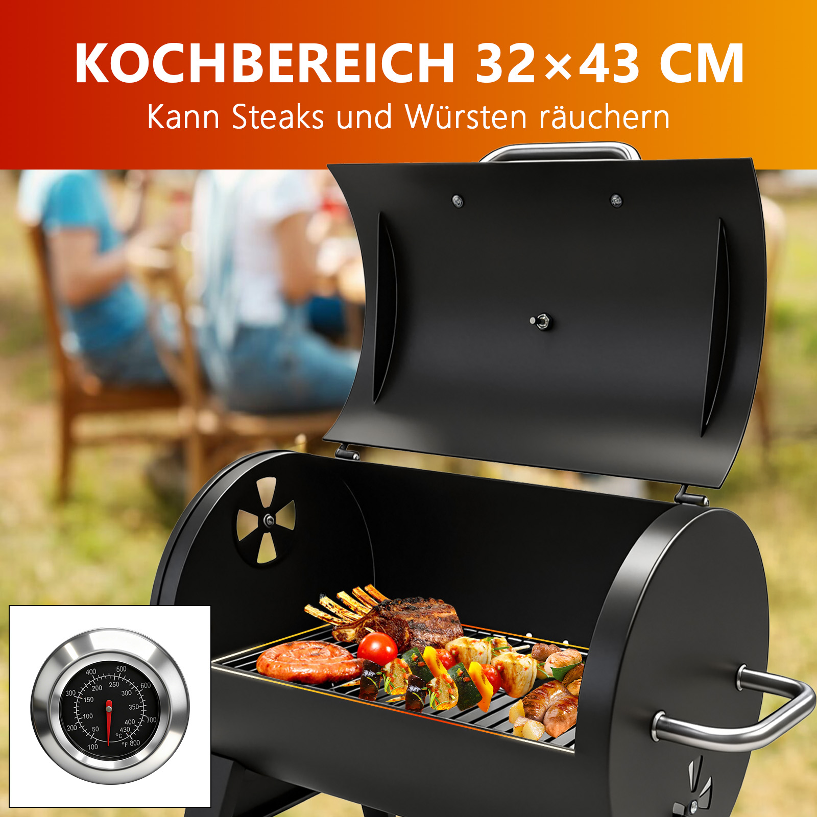 Ein offener Grill mit Fleisch, Würsten und Gemüse. Ein Thermometer ist sichtbar.