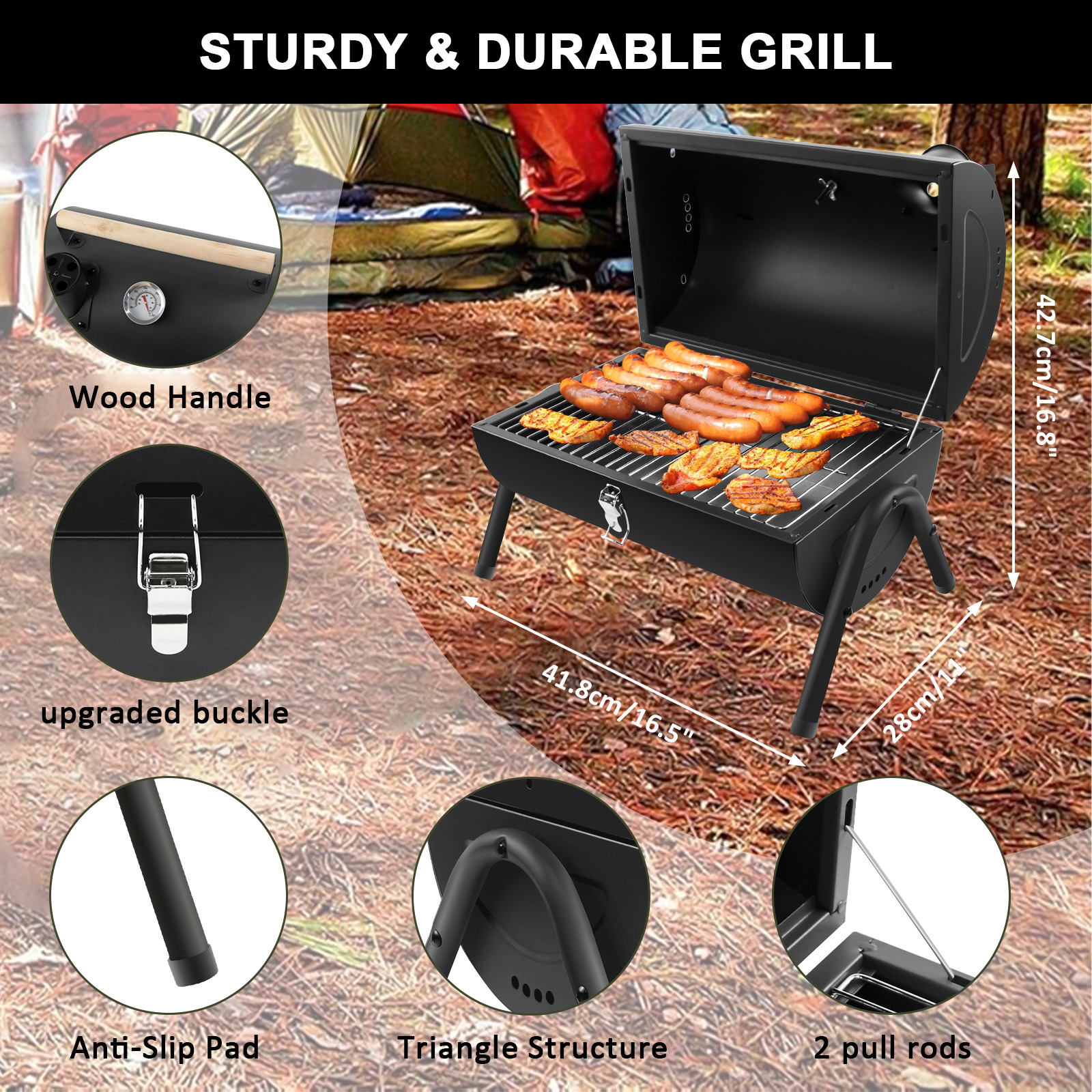 Ein Grill mit Würstchen und Fleisch auf dem Rost, im Freien, mit Zelt im Hintergrund.