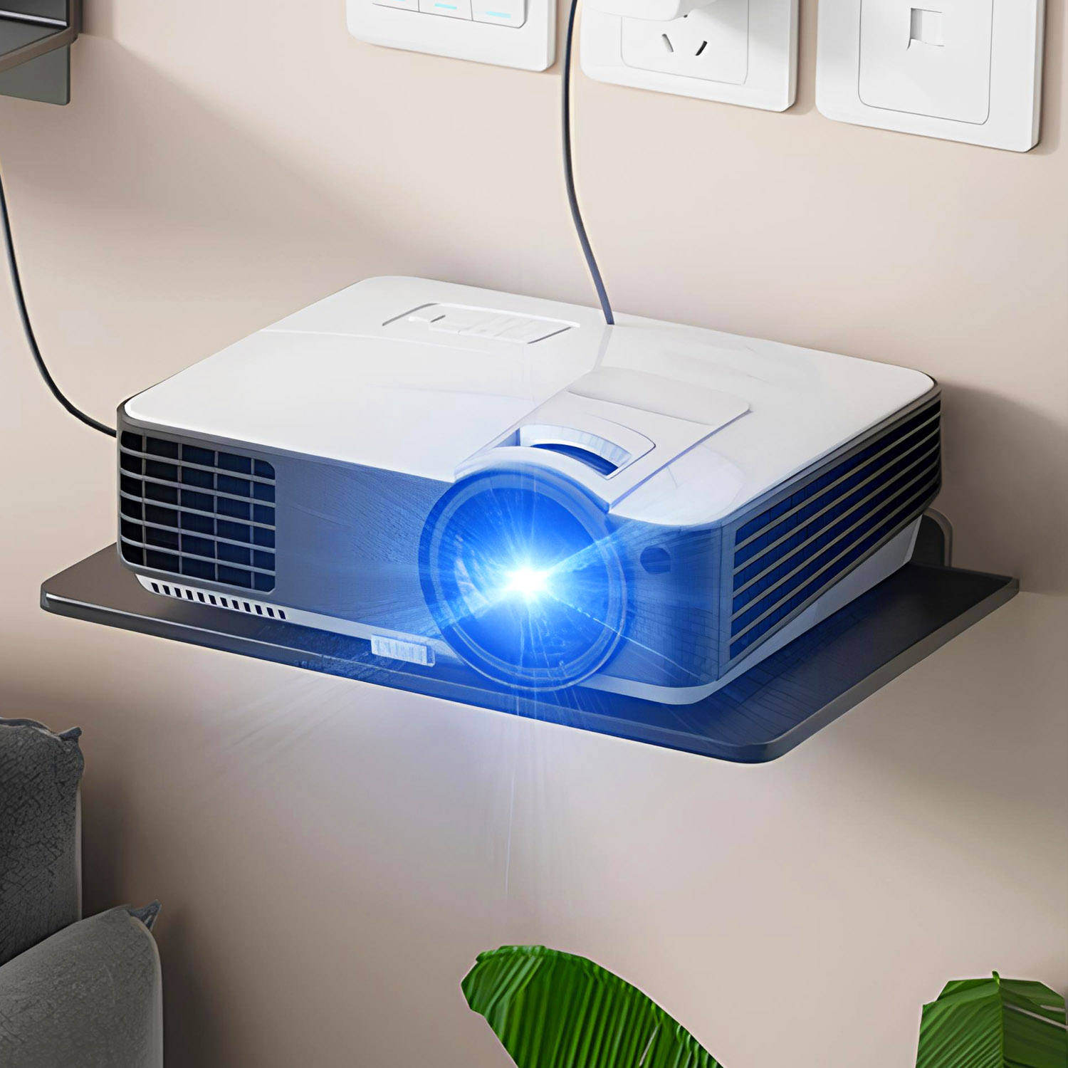 Biały projektor z jasną niebieską wiązką światła stoi na półce.