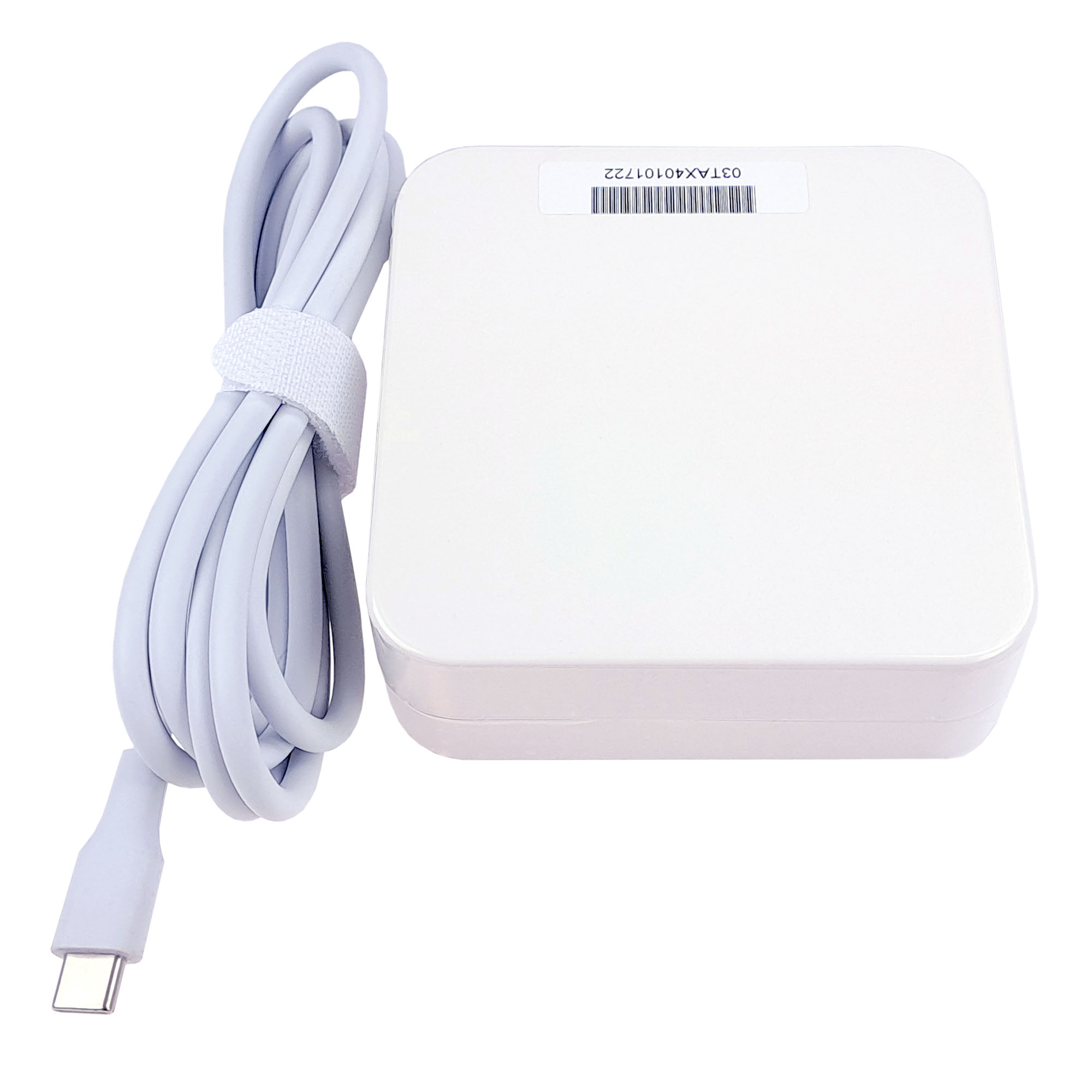 Biały adapter USB-C z nawiniętym białym kablem. Etykieta na adapterze.