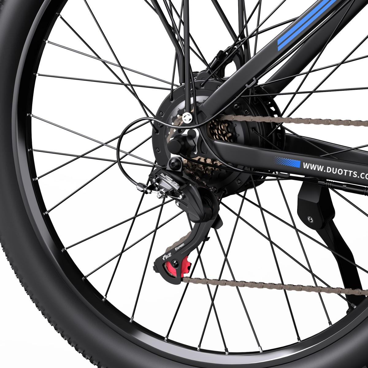 Zbliżenie tylnego koła czarnego roweru, łańcucha i przerzutki.