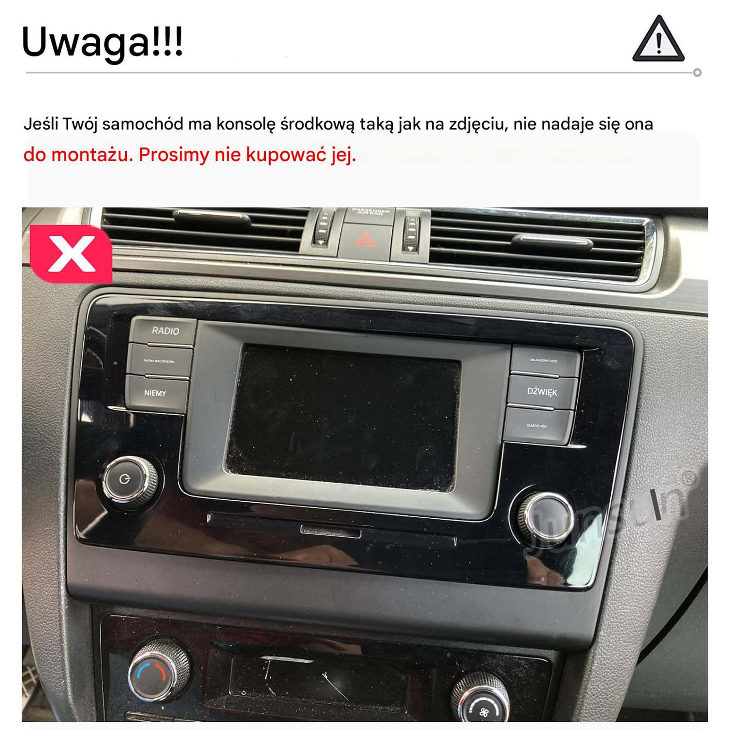 Deska rozdzielcza samochodu z radiem i nawiewami. Czerwony znak X.