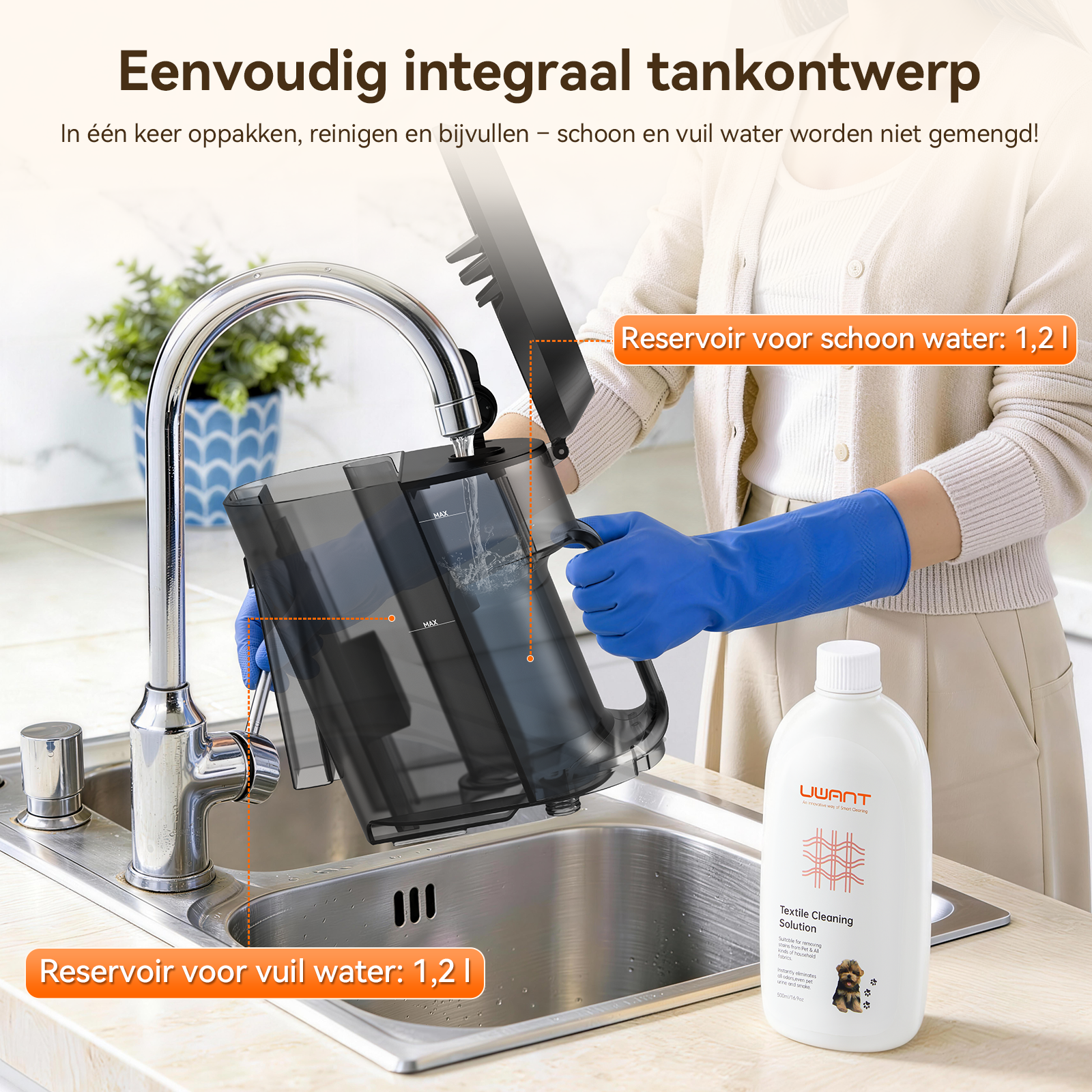 Osoba w niebieskich rękawiczkach napełnia zbiornik na wodę odkurzacza z kranu kuchennego, obok butelka płynu czyszczącego.